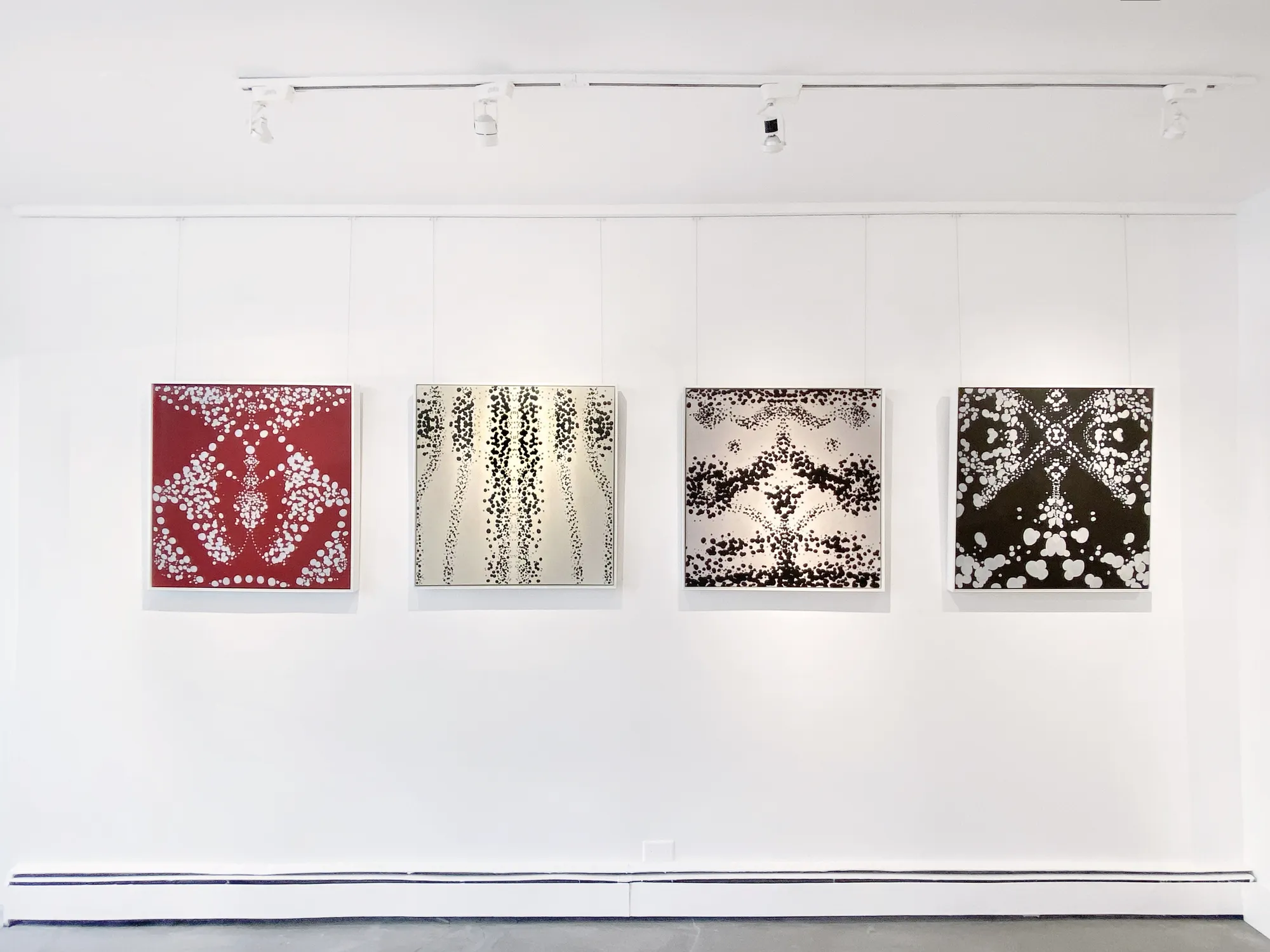 2 Women Walk into a Gallery