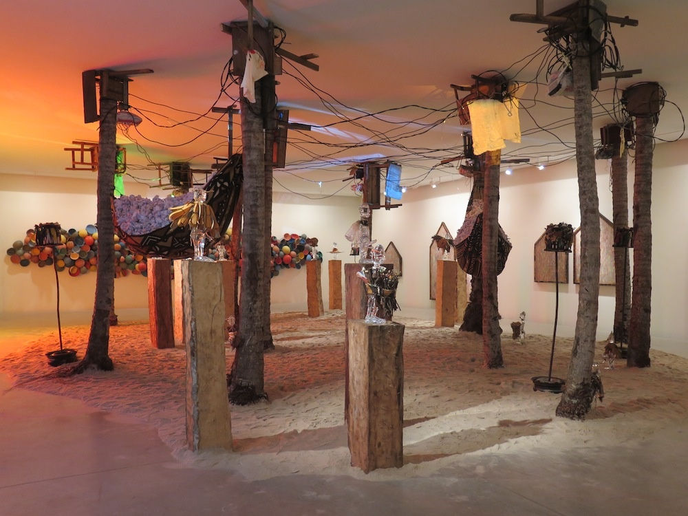 Exposition "Akwaba, Assinie mon amour" à la Galerie Cécile Fakhoury à Abidjan 2014 © Pascale Marthine Tayou