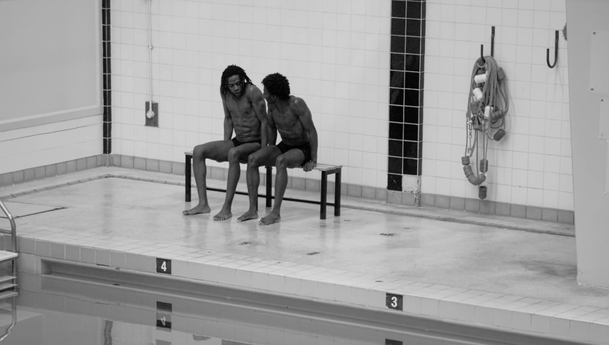 Peter Spanjer, SWIM, 2024, Film, shown as Two-channel video installation, projection, black and white, 08m 02sec