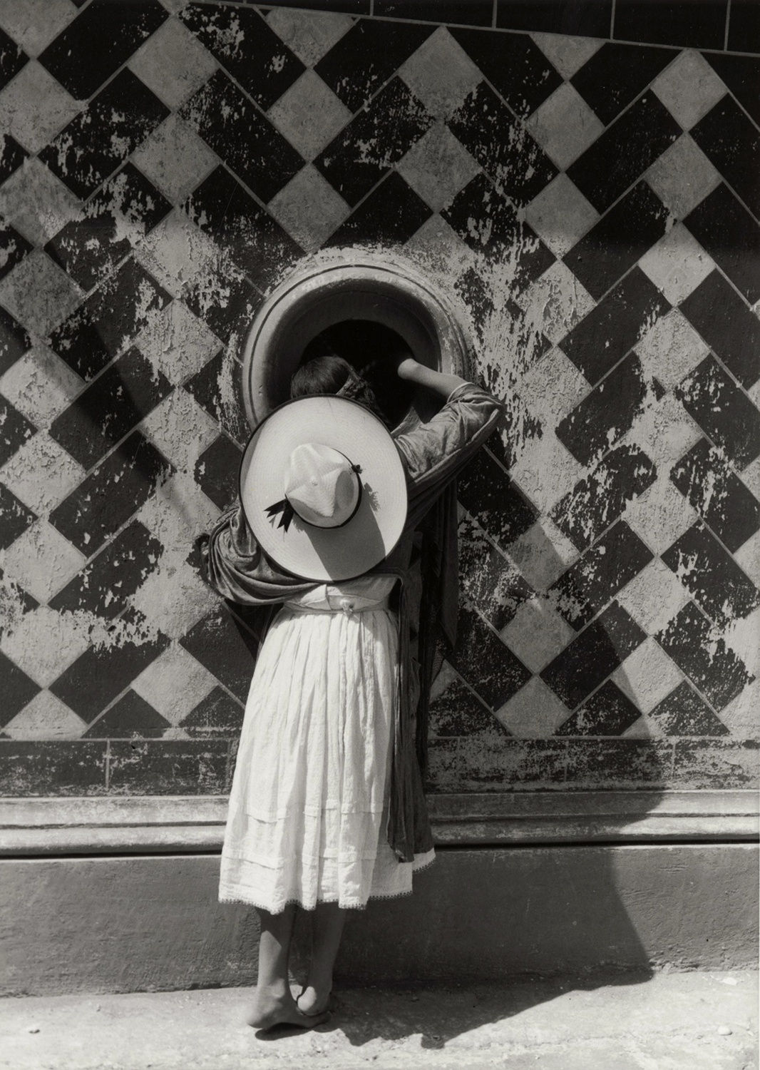 Manuel Álvarez Bravo, La Hija de los Danzantes (Daughter of the Dancers), Cholula, Puebla, México, 1933