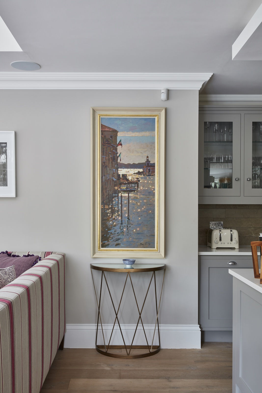 A stunning Bruce Yardley original painting chosen to compliment the portrait vignette