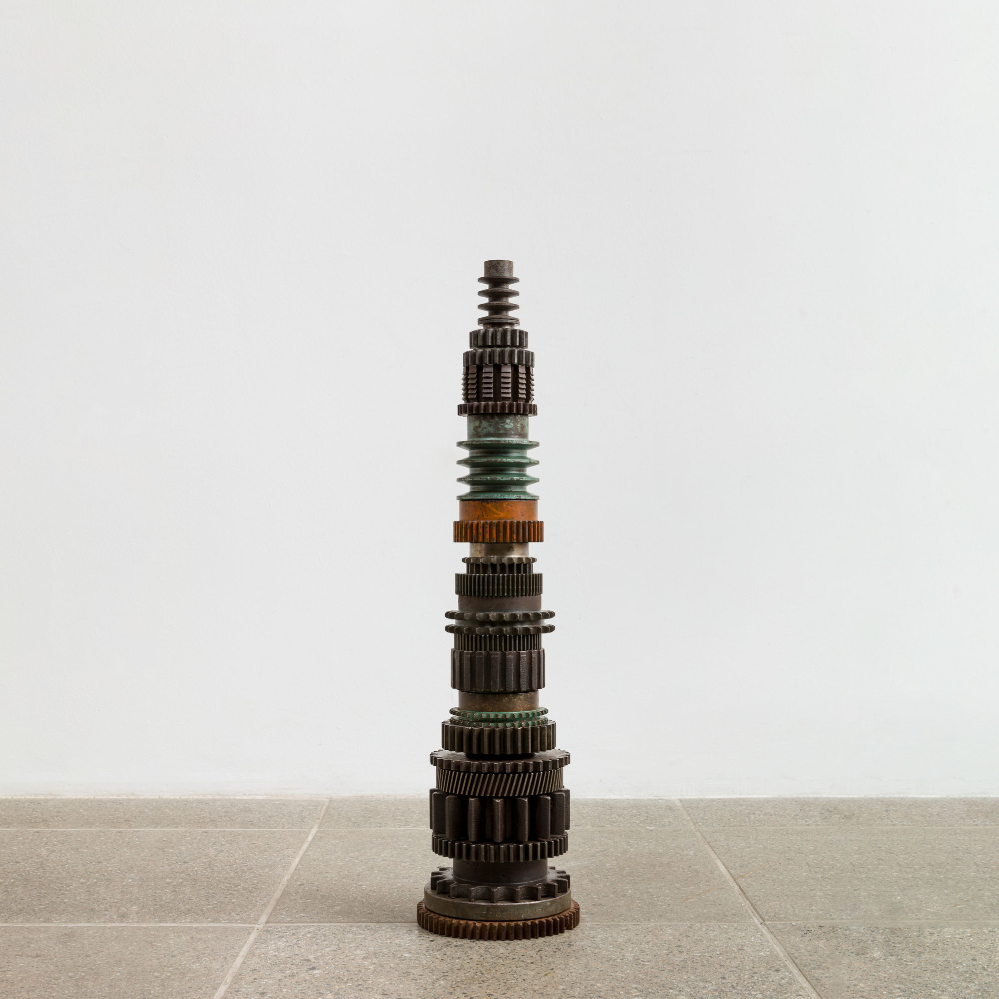 Gabriela Mureb, selecionada por [selected by]: Laura Lima Coluna, 2023 engrenagens e rolamentos de ferro empilhados [stacked iron gears and bearings] 80 x 20 x 20 cm [31 1/2 x 7 7/8 x 7 7/8 in] foto [photo]: Ana Pigosso