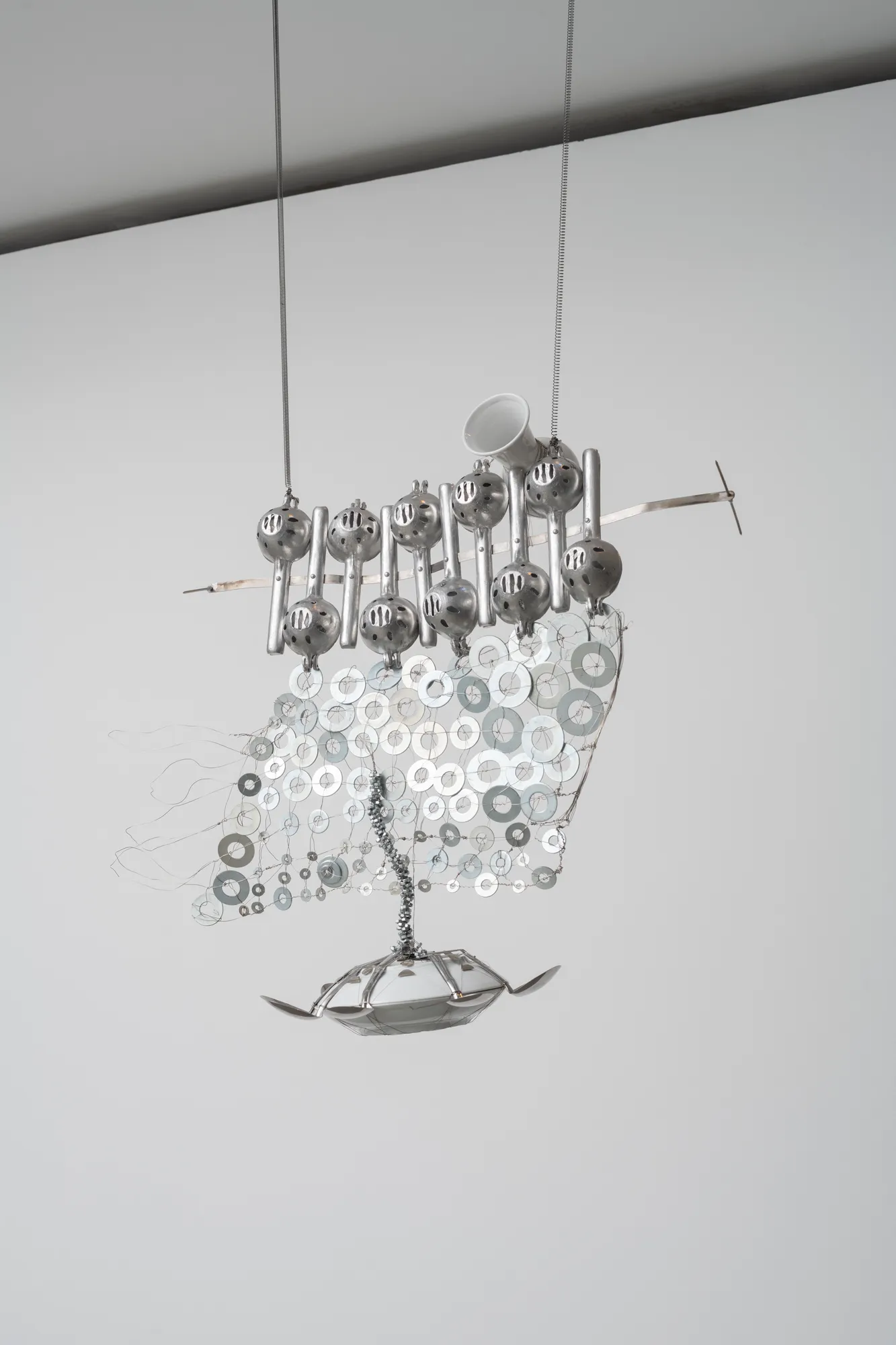 Laura Lima Disco Voador #7, 2023 aço galvanizado, aço inox, alumínio e cerâmica [galvanized steel, stainless steel, aluminum and ceramics] 84 x 90 x 40 cm 33 1/8 x 35 3/8 x 15 3/4 in foto [photo]: Edouard Fraipont