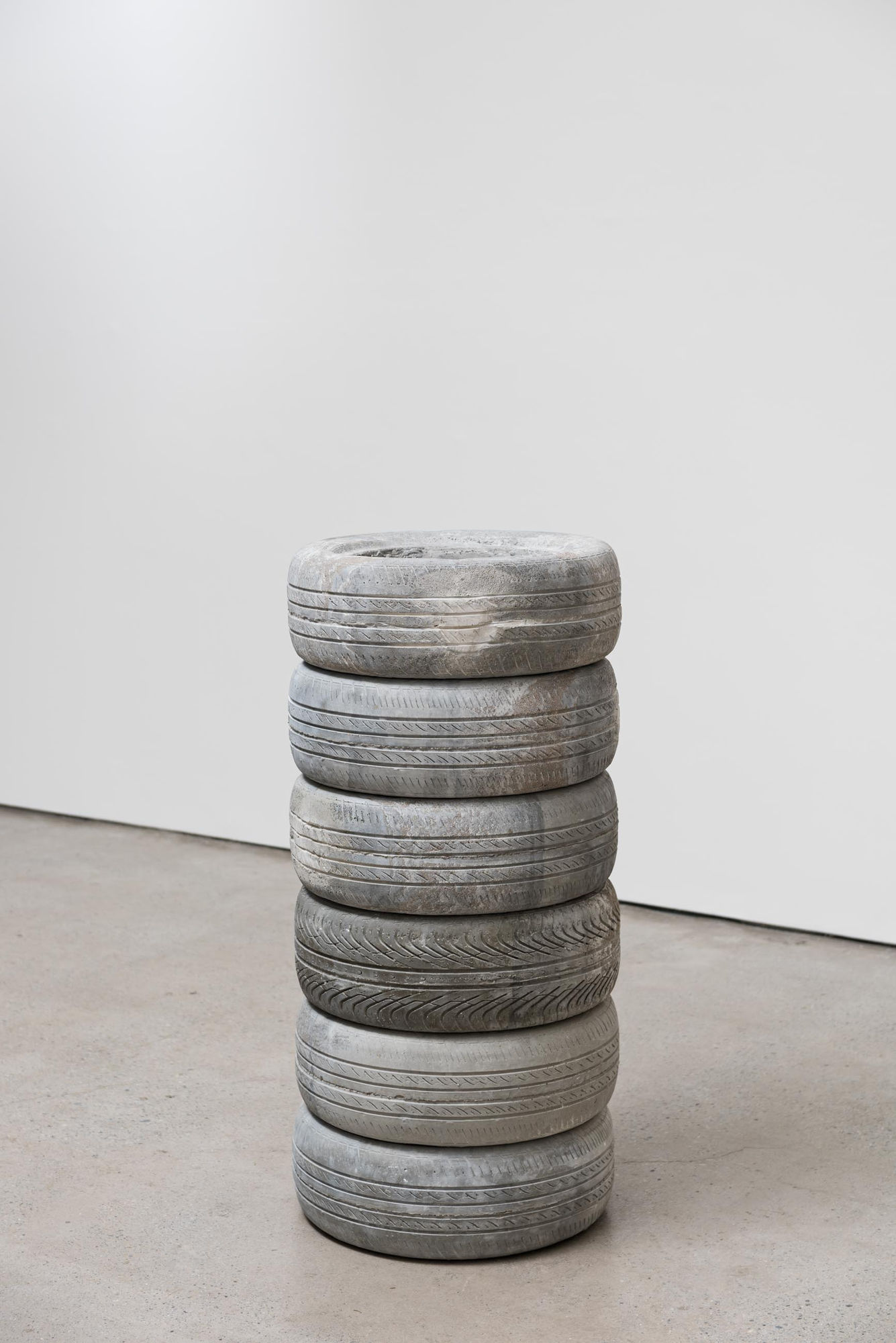 Real (Aruanda), 2015 concreto [concrete] 122 x 58 x 58 cm [48 x 22 7/8 x 22 7/8 in] foto [photo]: Edouard Fraipont