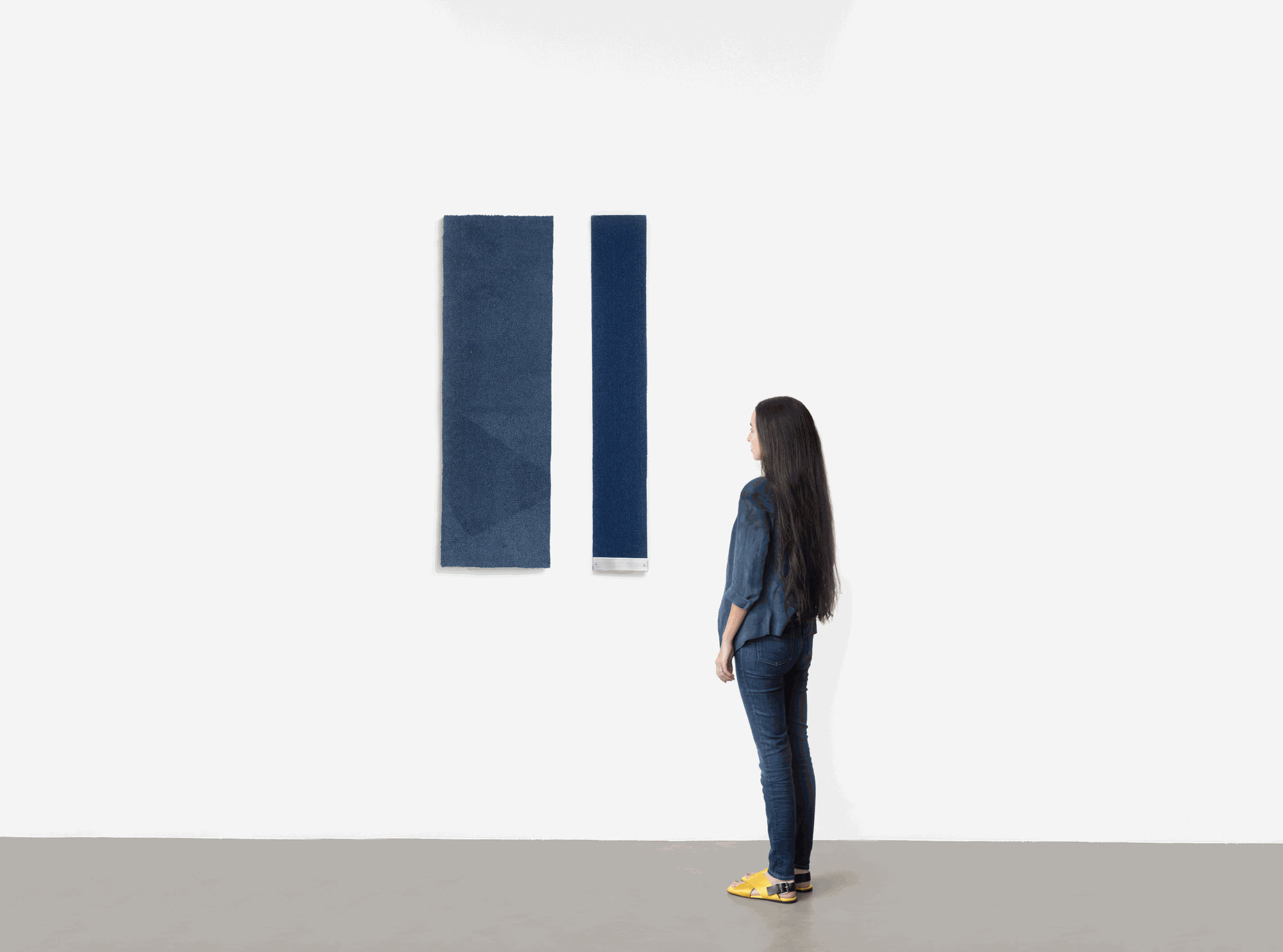 Anexo do Salão Azul, 2023 carpete Azul do Senado, impressões em papel jornal, madeira cedro rosa com óleo vegetal, etiqueta [Brazilian Senate blue carpet, prints on newspaper paper pink cedar wood and vegetable oil, label] 66 x 10 x 3 cm [26 x 4 x 1 1/8 in] foto [photo]: Edouard Fraipont