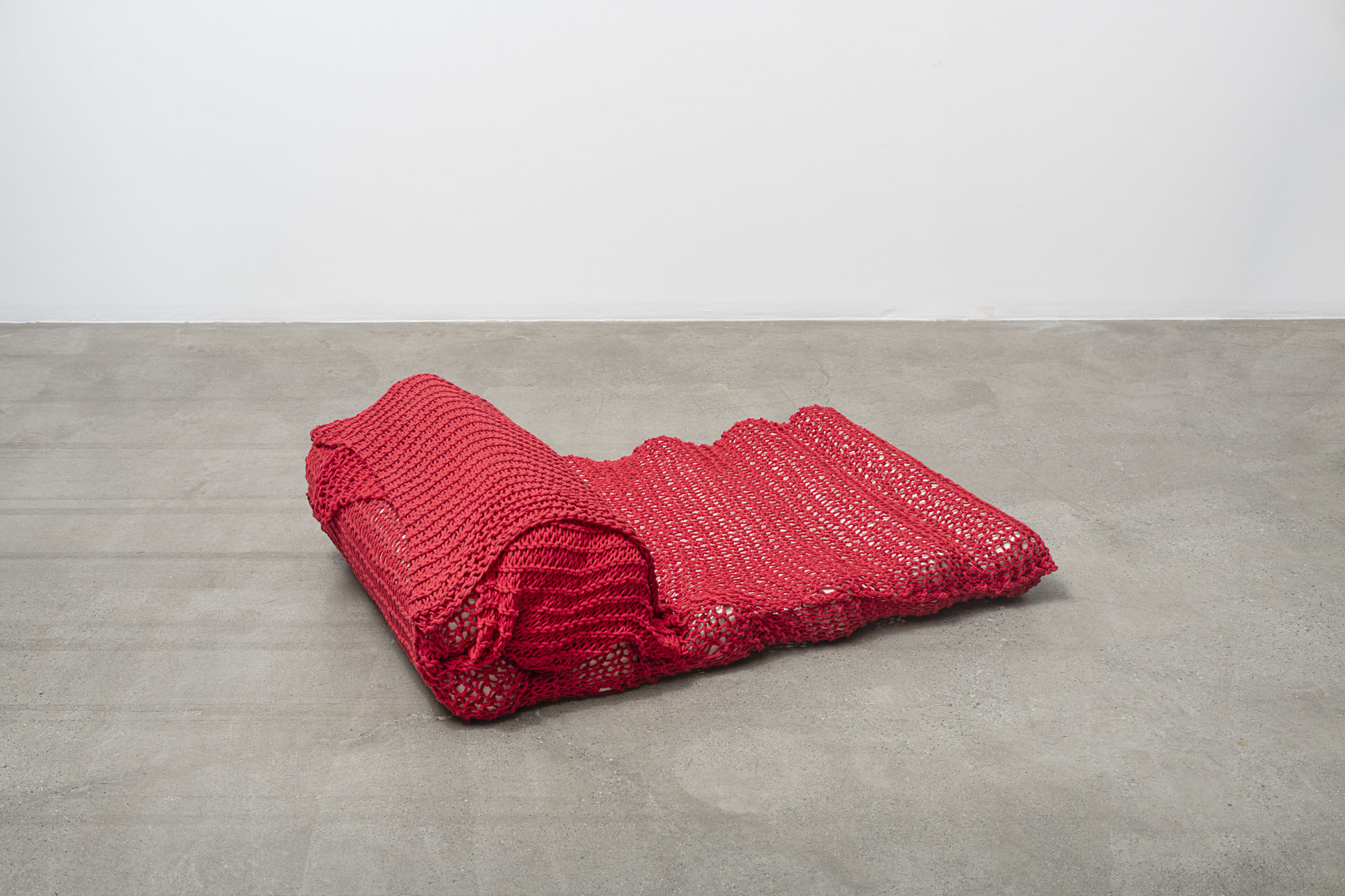 Daniel Albuquerque, em colaboração com [in collaboration with] Marcus Vinícius Santos, Futon Company Móvel, 2024 futon e tricô [futon and knitting] 47 x 56 x 86 cm (fechado) [18 1/2 x 22 x 33 7/8 in (closed)] 13 x 200 x 200 cm (aberto) [(5 1/8 x 78 3/4 x 78 3/4 in (open)] foto [photo]: Edouard Fraipont