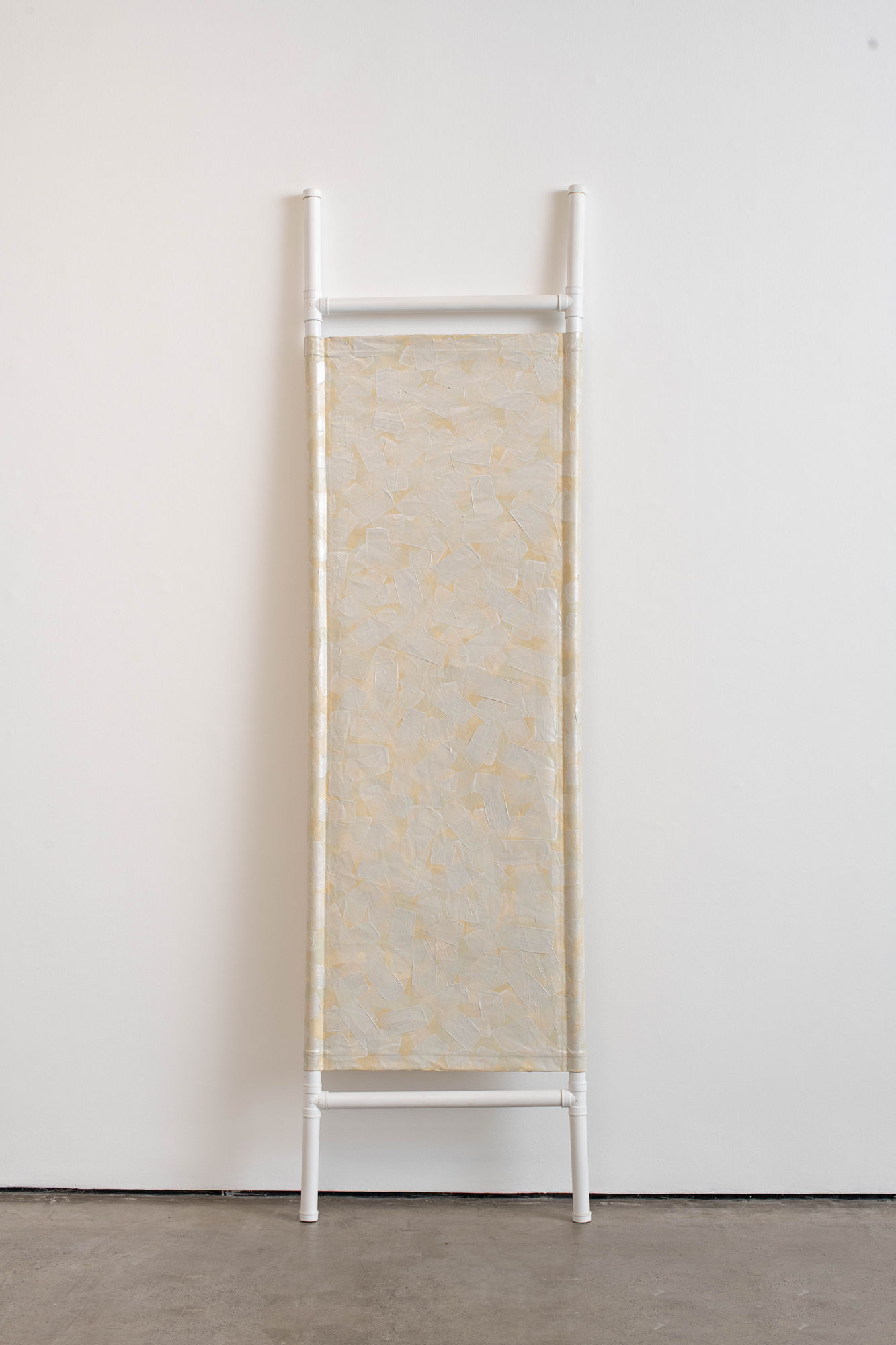 Cildo Meireles White under White (Kazimir Malevich) da série Camuflagens [from the Camouflages series], 1987 - 2023 acrílica sobre tela e tubos de PVC [acrylic on canvas and PVC tubes] 270 x 70 cm 106 ¼ x 27 ½ in Edition of 3 foto [photo]: Edouard Fraipont