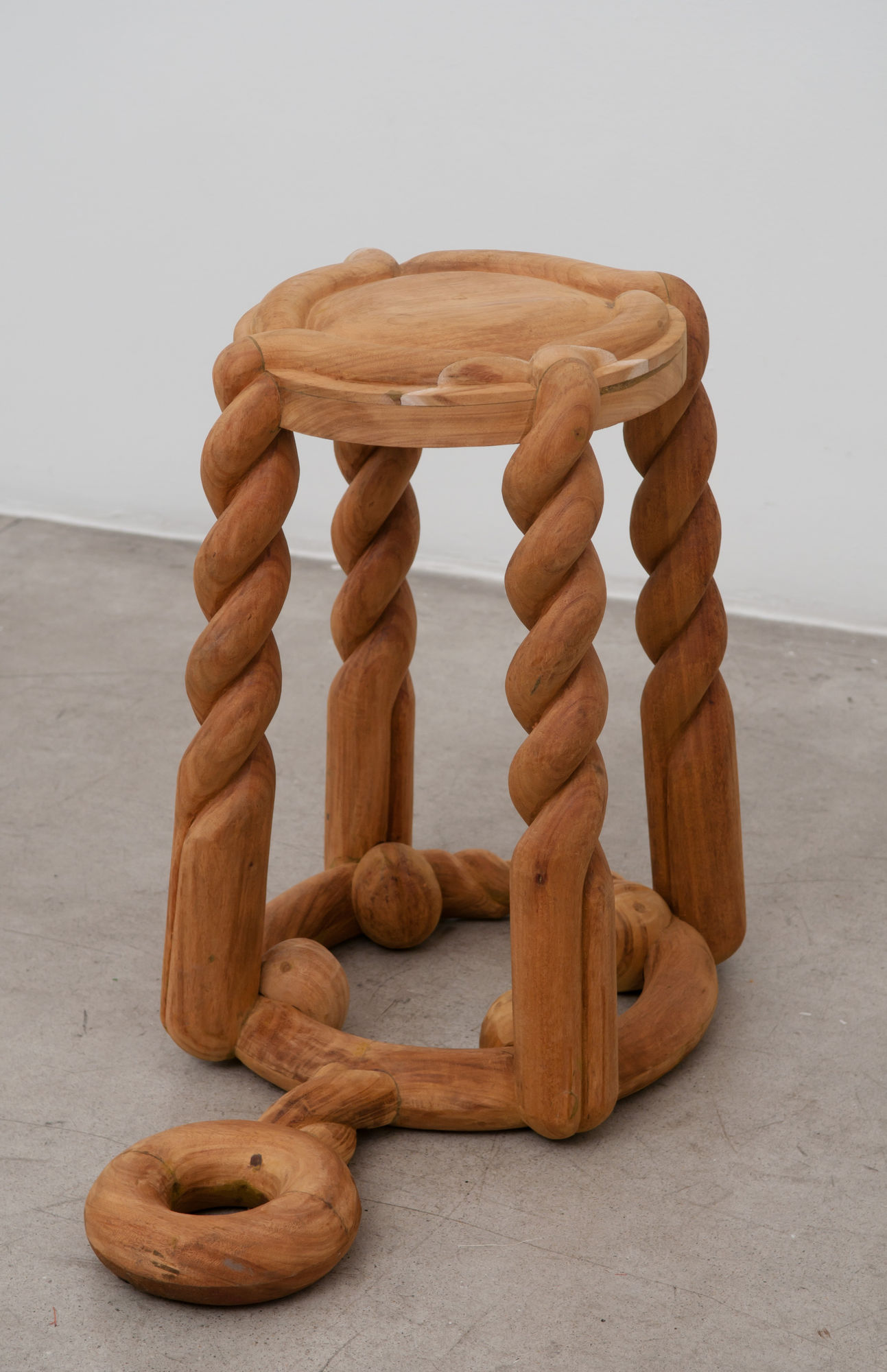 Marepe Banco lacre, 2010 madeira [wood] 70 x 65 x ø 35 cm [27 1/2 x ø 25 5/8 in] foto [photo]: Edouard Fraipont