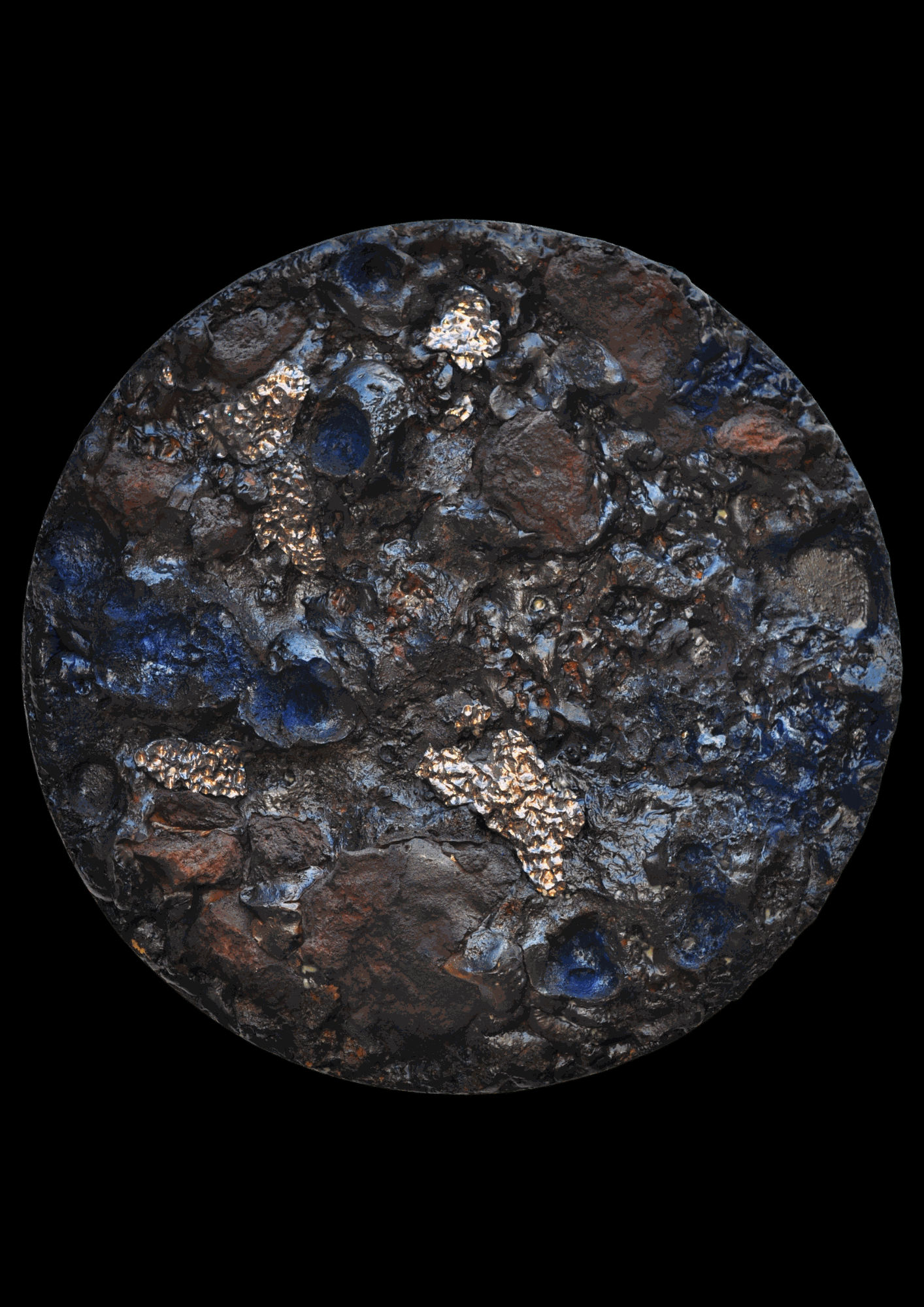 Sortir de Taire, ardente, 2022 ceramic, moss, wood, volcanic stone, paint and pigments 120 x 120 x 10 cm