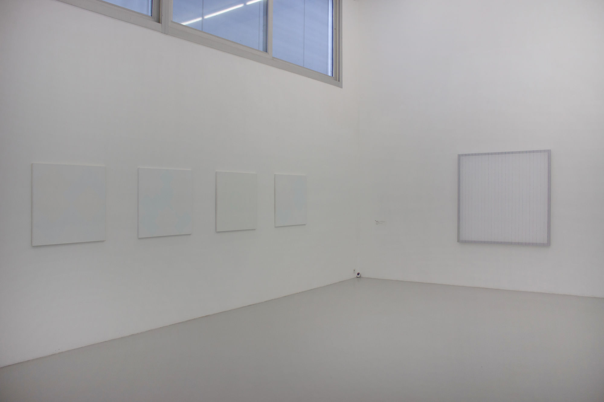 Ode BERTRAND Blanche (série), 2014/2016 acrylique sur toile 5 oeuvres : 80 x 80 cm (chaque) Collection Ode Bertrand Cécile BART Dessin/écran #2, 2023 crayons de couleurs, Tergal « Plein jour », châssis aluminium 150 x 150 cm Collection Cécile Bart © Adagp, Paris 2023