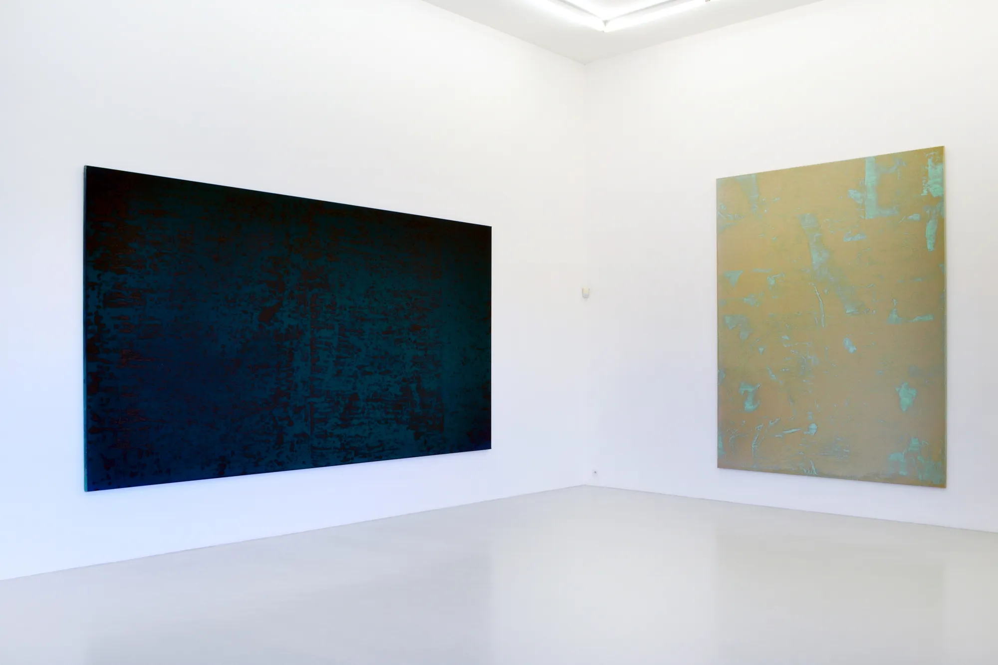 Vue de l'exposition Contrepoint , Gérard Traquandi & la Donation Albers-Honegger Gérard Traquandi, Sans titre, 2011 (Courtesy de l'artiste et Galerie Laurent Godin, Paris) et Lipsi, 2019 (Courtesy de l'artiste et Galerie Catherine Issert, Saint-Paul-de-Vence) © photo eac. © Adagp, Paris 2019