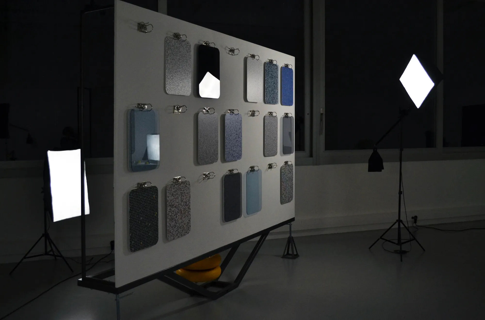 Photographies réalisées lors de la restitution de résidence de Mathieu Schmitt en septembre 2019 à l'Espace de l'Art Concret (Centre d'art contemporain d'intérêt national, Mouans-Sartoux) dans le cadre du dispositif "Art & Monde du travail" avec l'entreprise SUPRALOG Ce projet artistique est né du dispositif « Art et Mondes du travail » initié par le Ministère de la Culture (et de la Communication en 2015), et dont l'ambition est de favoriser la rencontre entre l’art, principalement les arts visuels, et les mondes du travail, c’est-à-dire l’entreprise considérée au sens large avec tous ses acteurs – de la direction aux salariés. En 2019, c'est l'artiste Mathieu Schmitt et l'entreprise Supralog qui ont été choisis pour réaliser ce projet dans le département. Mathieu Schmitt a réalisé une résidence au sein de l'entreprise puis a proposé une restitution de ses travaux au sein de l'eac. Issu du terrain local, SUPRALOG est une entreprise basée à Antibes qui conçoit, développe et propose des logiciels métiers, applications et plateformes digitales aux services d'entreprises. © eac. https://www.espacedelartconcret.fr/fr/residence/presences-en-residence-2019