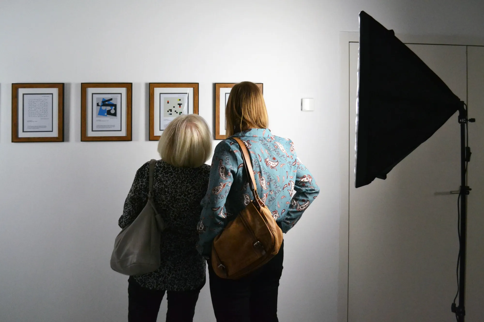 Photographies réalisées lors de la restitution de résidence de Mathieu Schmitt en septembre 2019 à l'Espace de l'Art Concret (Centre d'art contemporain d'intérêt national, Mouans-Sartoux) dans le cadre du dispositif "Art & Monde du travail" avec l'entreprise SUPRALOG Ce projet artistique est né du dispositif « Art et Mondes du travail » initié par le Ministère de la Culture (et de la Communication en 2015), et dont l'ambition est de favoriser la rencontre entre l’art, principalement les arts visuels, et les mondes du travail, c’est-à-dire l’entreprise considérée au sens large avec tous ses acteurs – de la direction aux salariés. En 2019, c'est l'artiste Mathieu Schmitt et l'entreprise Supralog qui ont été choisis pour réaliser ce projet dans le département. Mathieu Schmitt a réalisé une résidence au sein de l'entreprise puis a proposé une restitution de ses travaux au sein de l'eac. Issu du terrain local, SUPRALOG est une entreprise basée à Antibes qui conçoit, développe et propose des logiciels métiers, applications et plateformes digitales aux services d'entreprises. © eac. https://www.espacedelartconcret.fr/fr/residence/presences-en-residence-2019