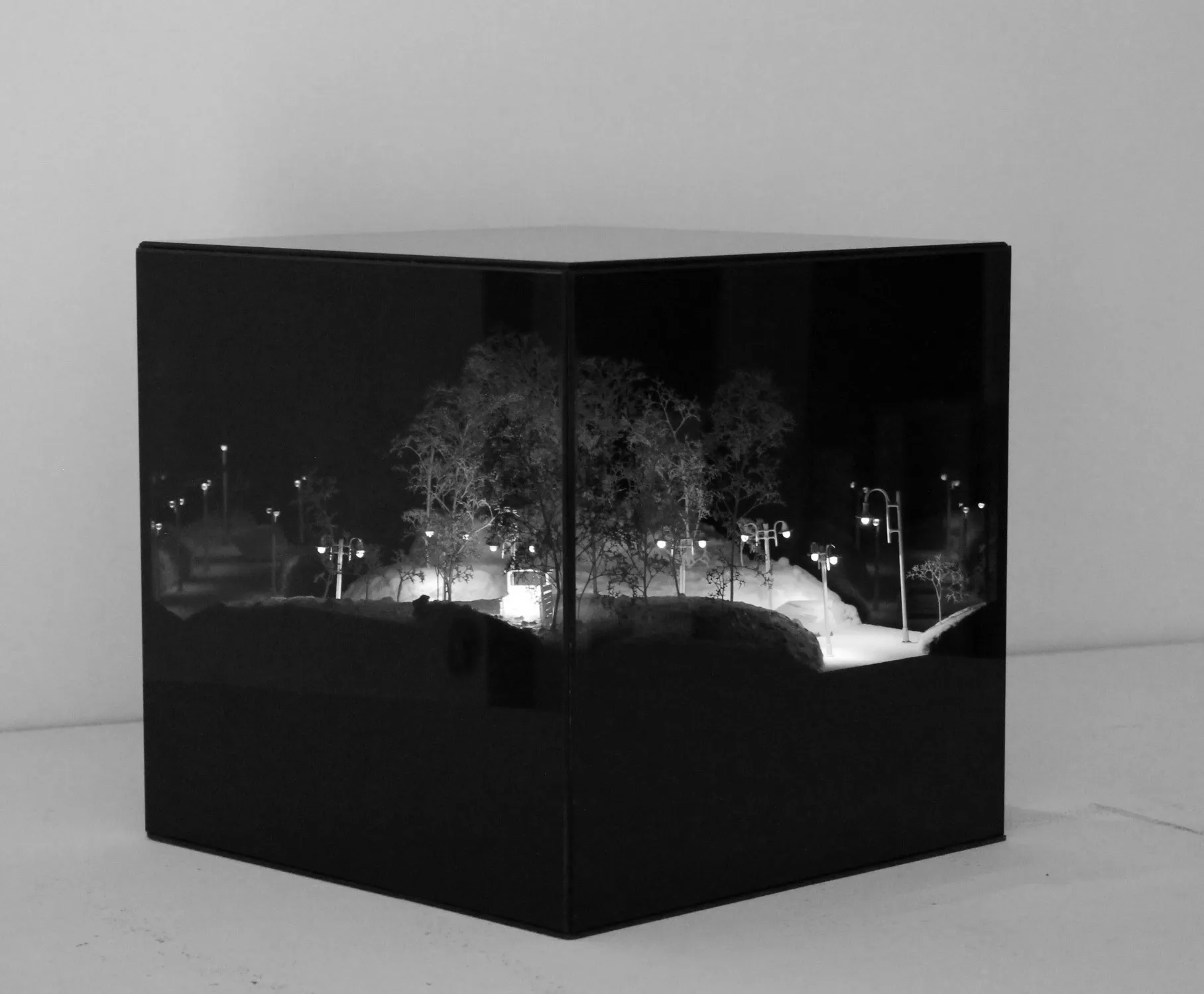 Mathieu SCHMITT Glitched #8 - Le musoir 2015 Verre, filtre anti UV, maquette, leds 30 x 30 x 30 cm