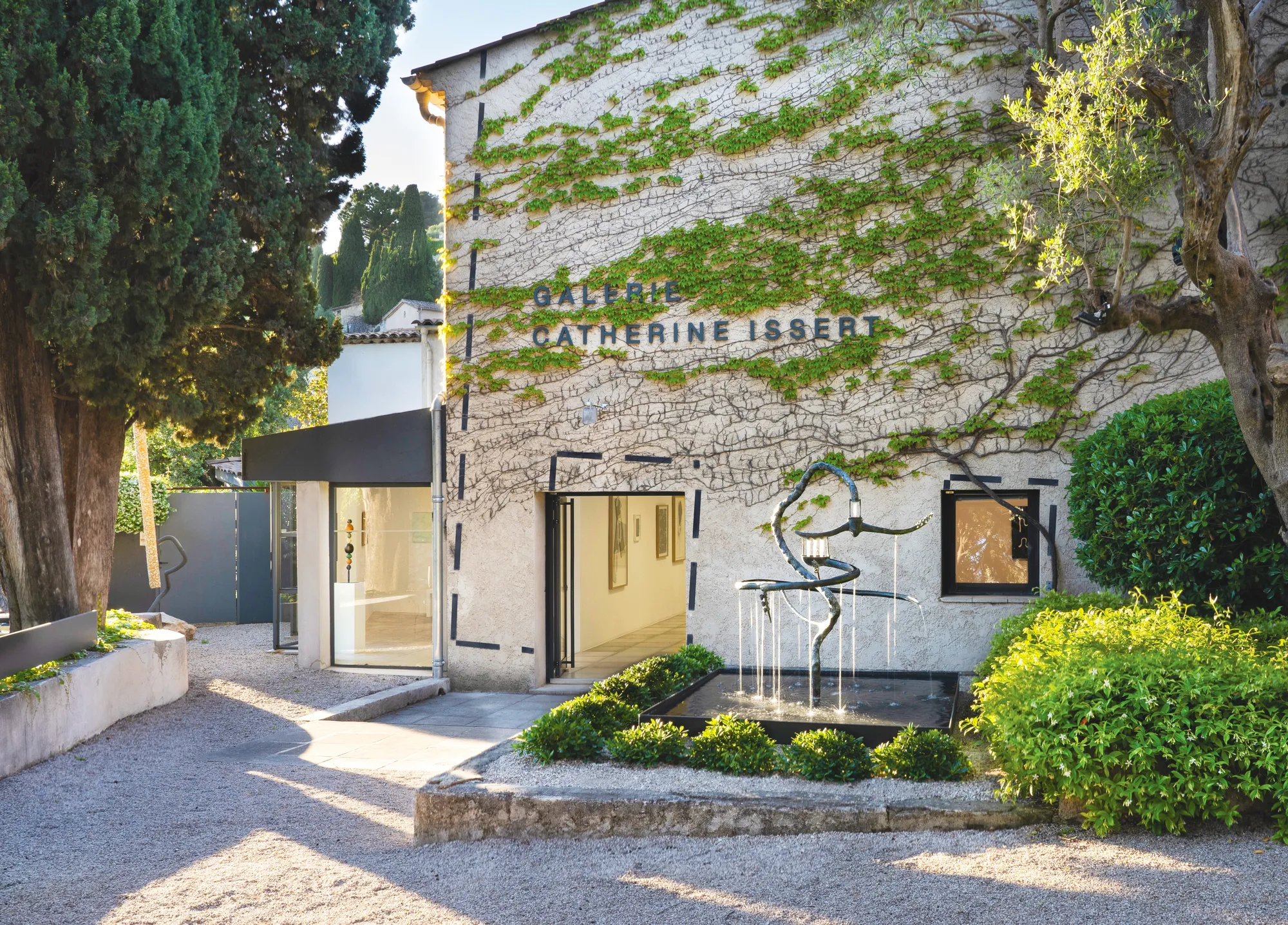 Vue de la galerie Catherine Issert • avril 2024 Gautier FERRERO • Yatra • 2023 • bronze • Fontaine en circuit fermé 60 x 125 x 125 cm François MORELLET • Un penchant pour la galerie • aluminium laqué tirets 50 x 6 cm