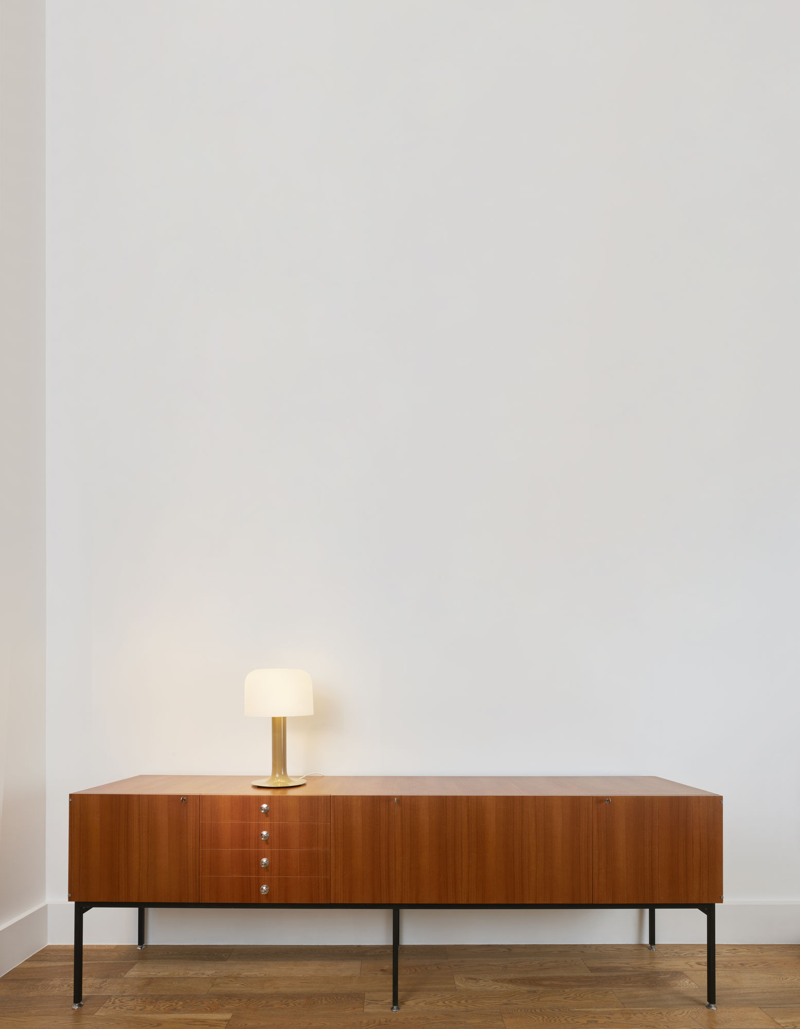 Alain Richard (1926-2017) Enfilade 816 Edition Meubles TV - circa 1960 Métal laqué, métal chromé et teck Haut 98 Larg 300 Prof 60 cm