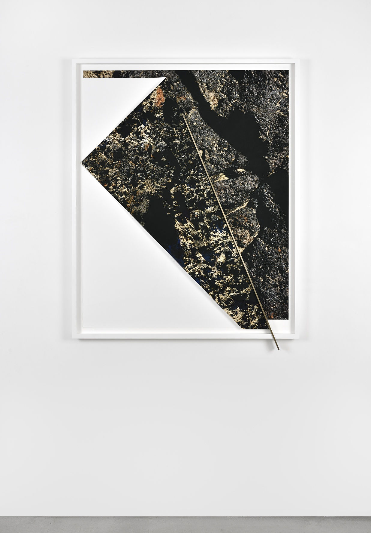 Letha Wilson Joshua Tree Bronze Push (Cinder Face to Face), 2016 Impressions jet d'encre, cuivre argenté, plexiglas anti-reflet, cadre en bois 142.2 x 111 x 6 cm 56 x 43 3/4 x 2 3/8 in