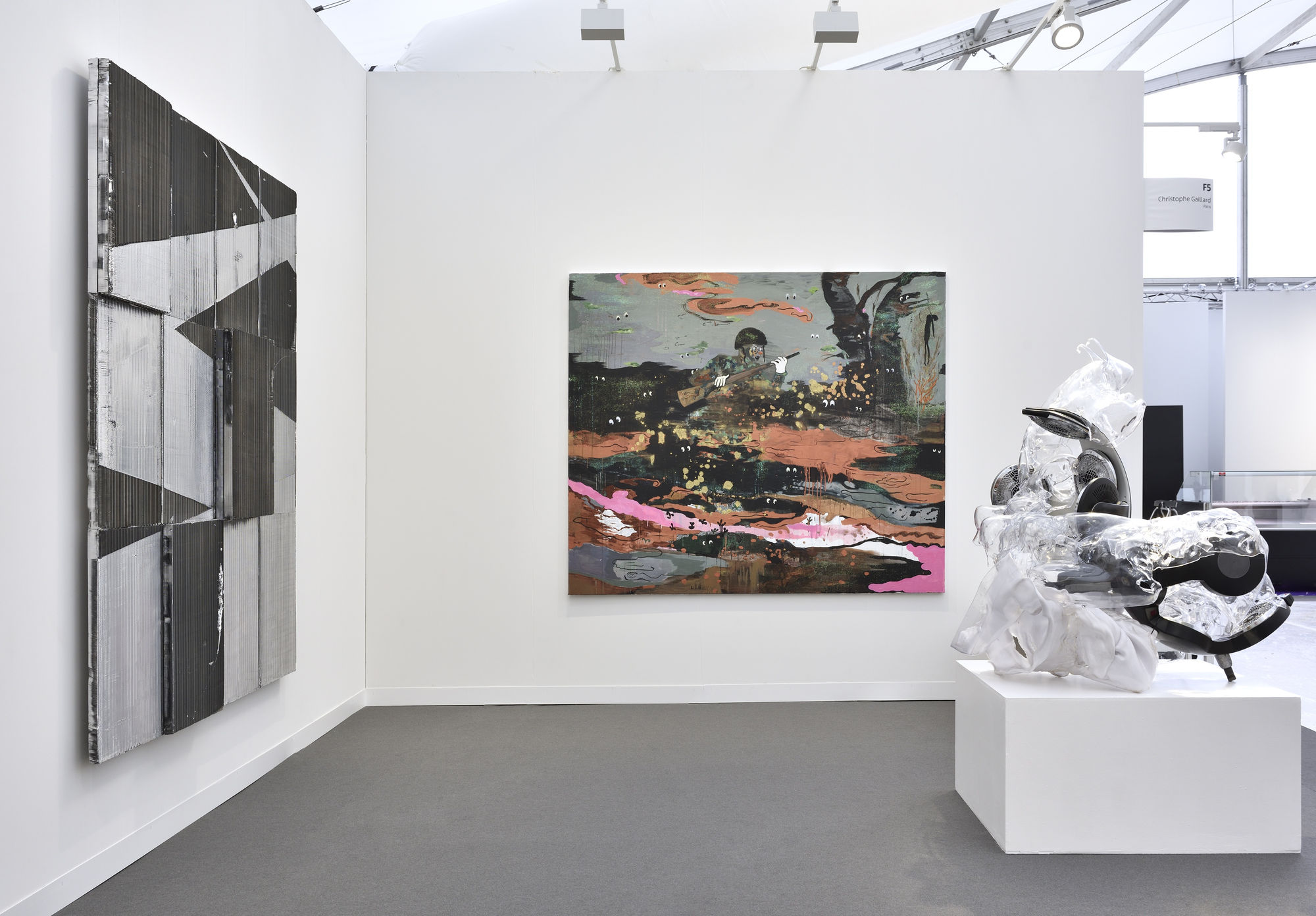 Vue du stand F05 de la foire Paris+ par Art Basel au Grand Palais Éphemère Photo © Rebecca Fanuele