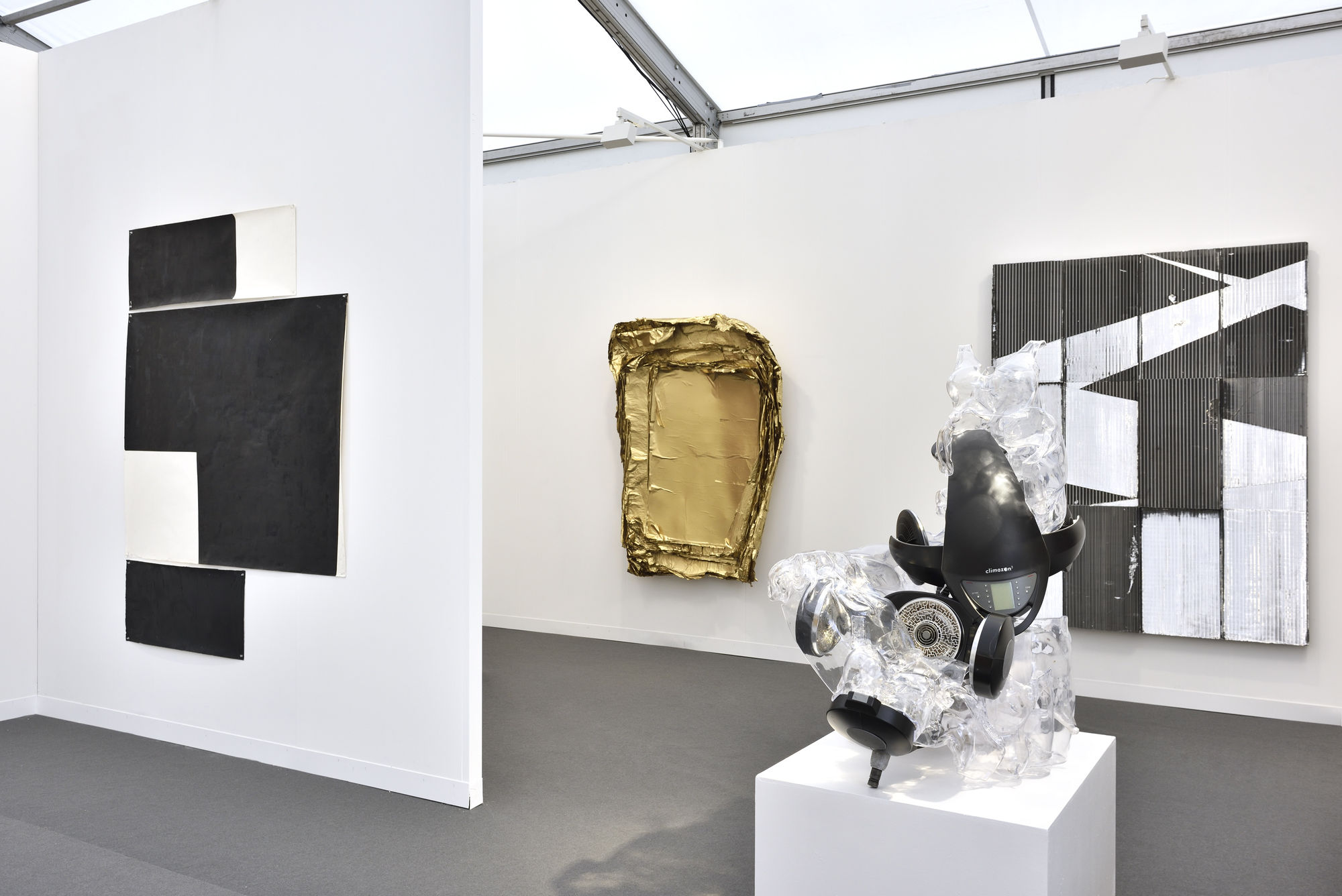 Vue du stand F05 de la foire Paris+ par Art Basel au Grand Palais Éphemère Photo © Rebecca Fanuele