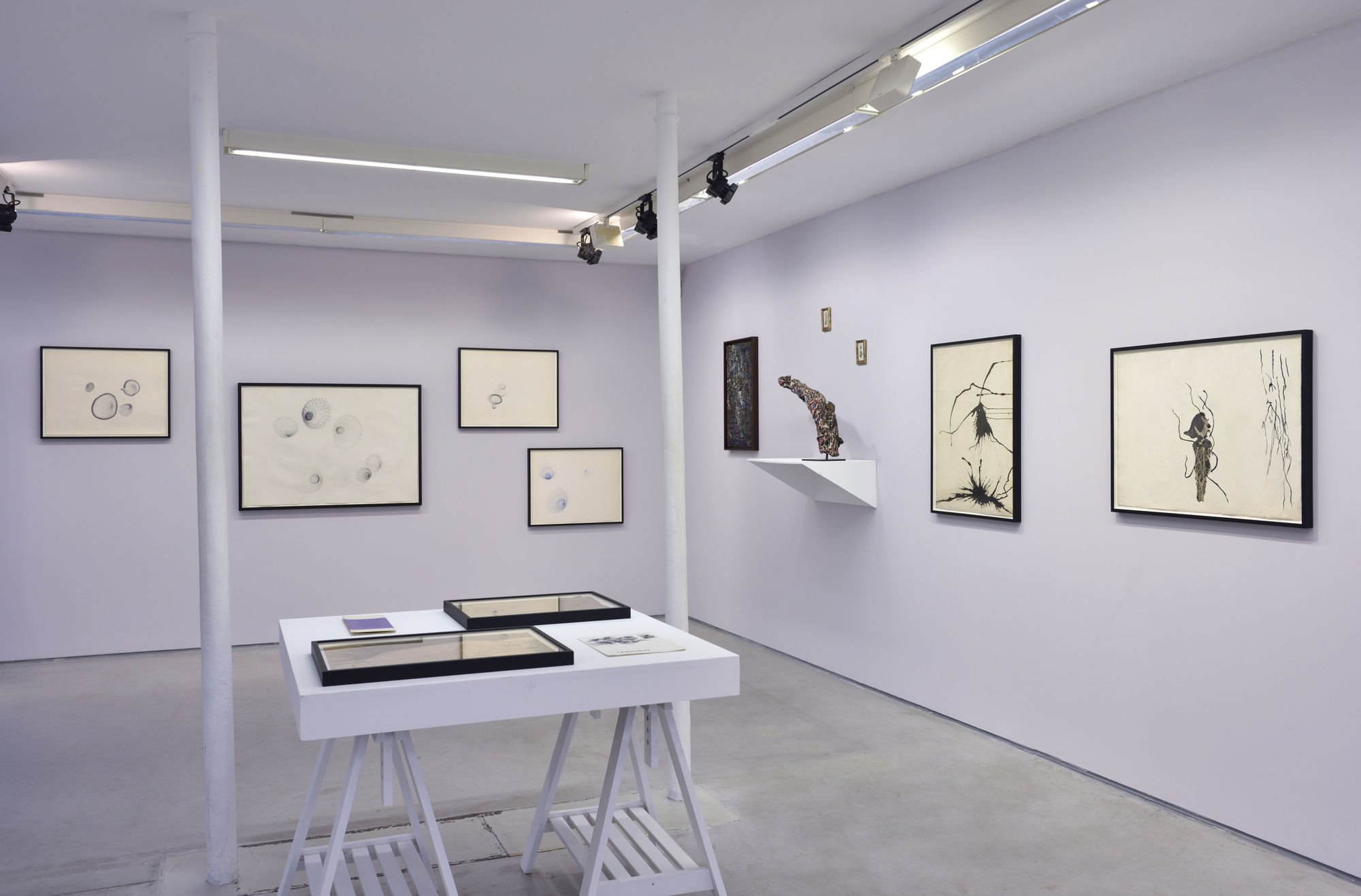 Vue de l'exposition "Bernard Réquichot, Les Requichot de Cordier" Photo © Rebecca Fanuele