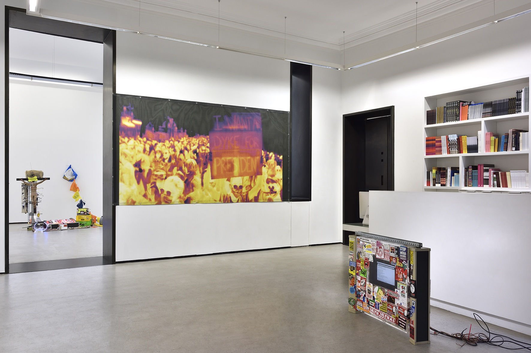 COSMOS 99, Galerie Christophe Gaillard, Paris. © Photo : Rebecca Fanuele.