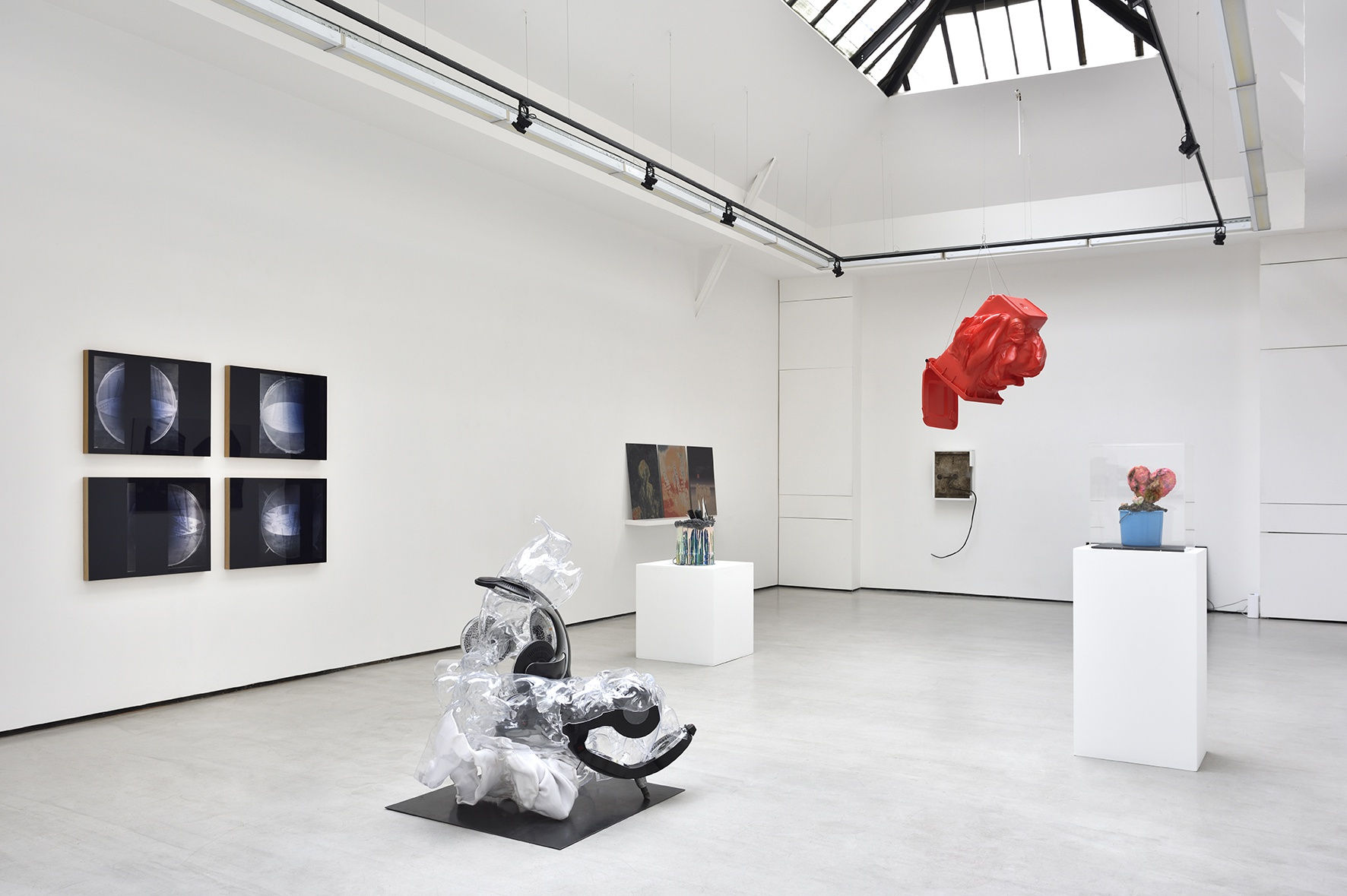 COSMOS 99, Galerie Christophe Gaillard, Paris. © Photo : Rebecca Fanuele.