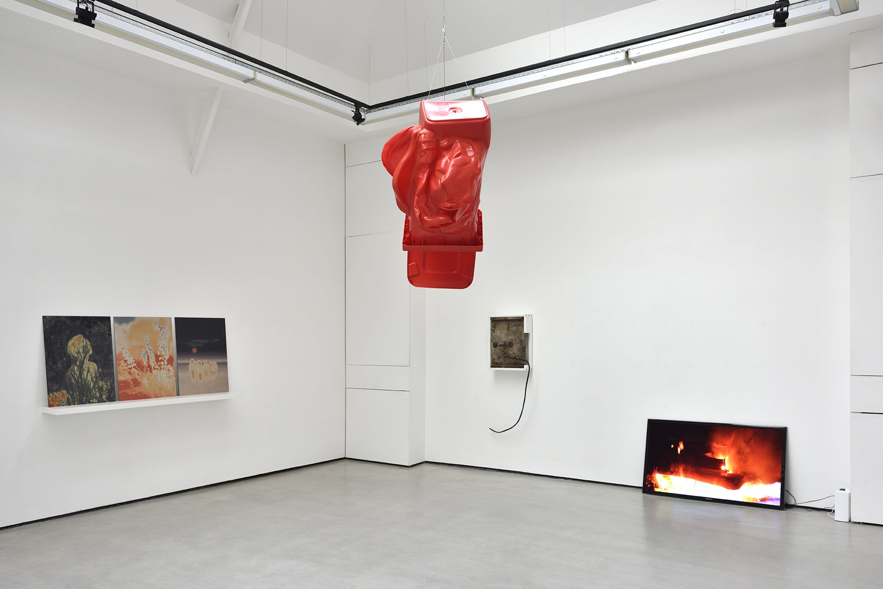 COSMOS 99, Galerie Christophe Gaillard, Paris. © Photo : Rebecca Fanuele.