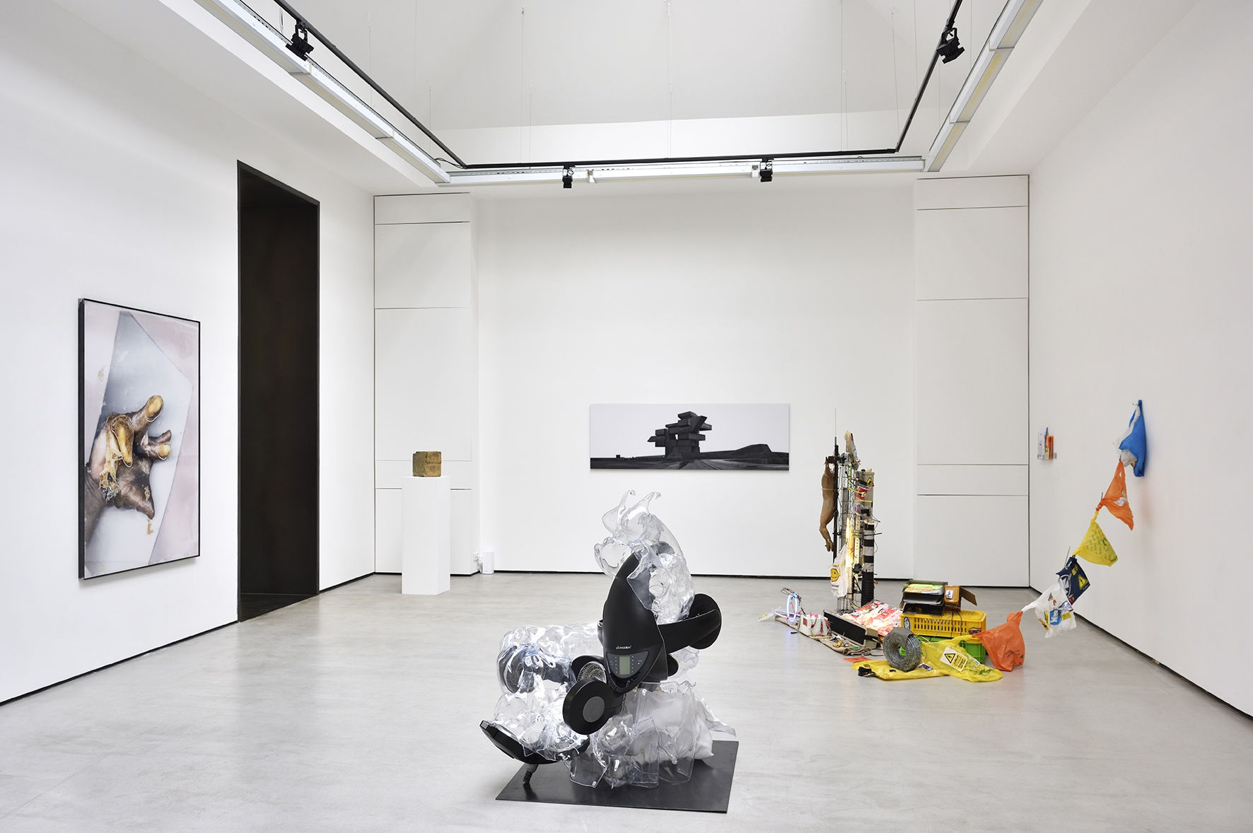 COSMOS 99, Galerie Christophe Gaillard, Paris. © Photo : Rebecca Fanuele.