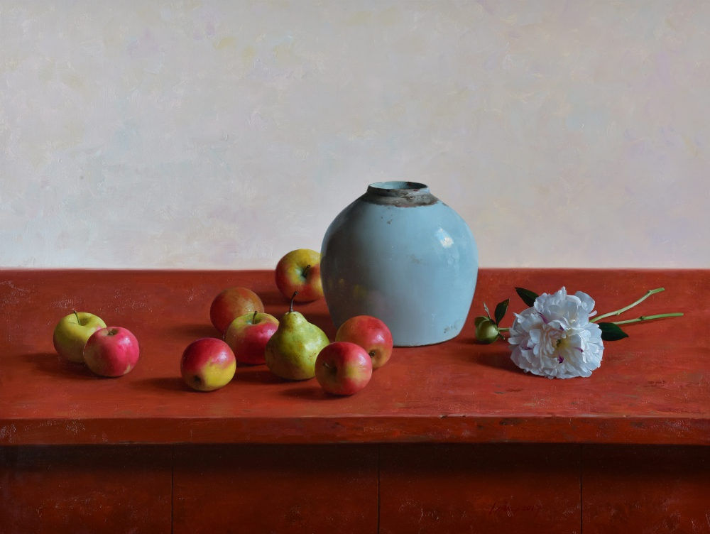 Qiangli Liang - Witte pioenroos met pot op rode tafel - 2017 - olieverf op doek - 60 x 80 cm