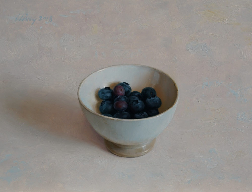 Qiangli Liang - Een kom met blauwe bessen - 2018 - olieverf op doek - 18 x 24 cm