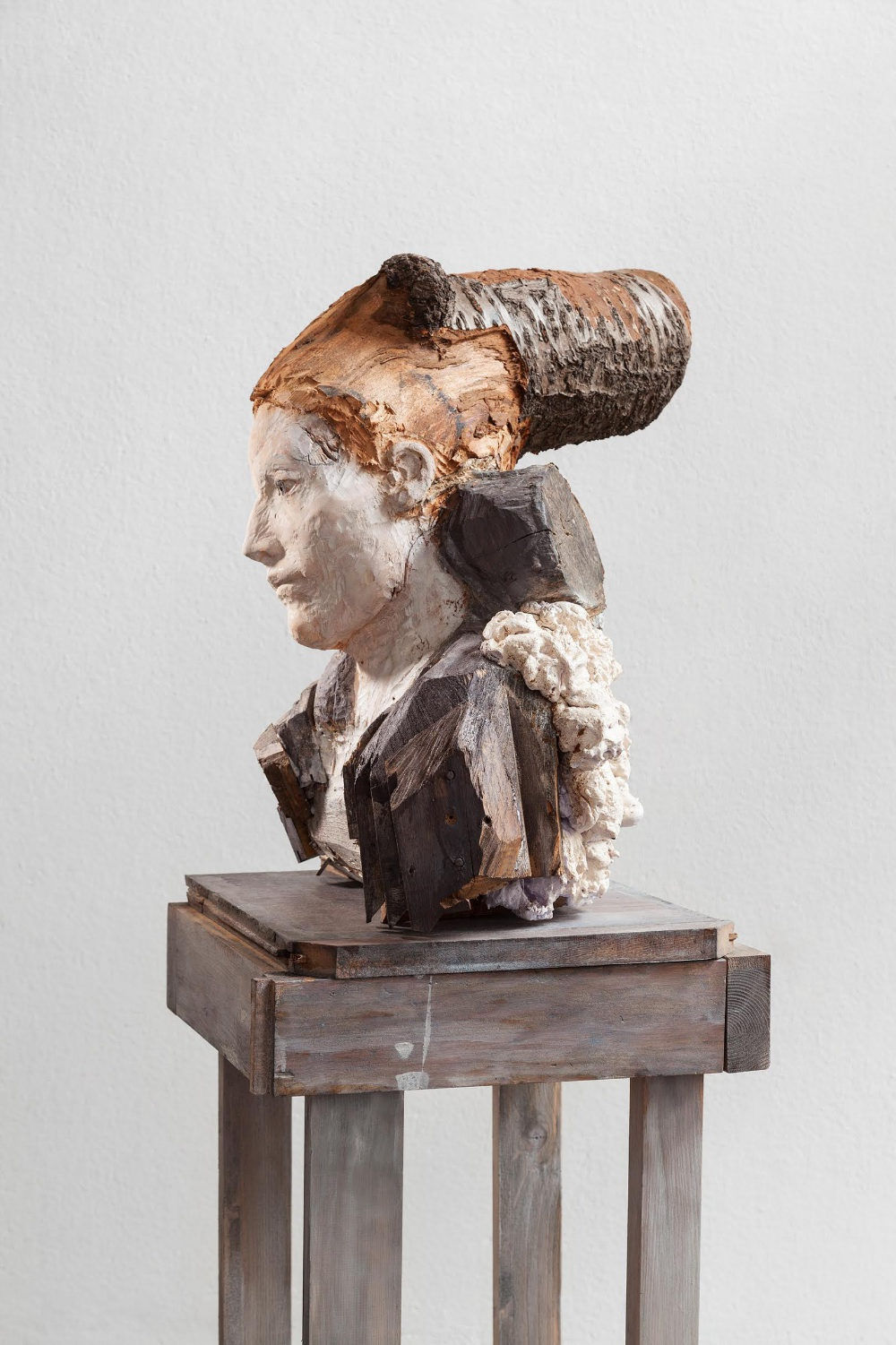 Laura Eckert - NN27 - 2017 - kersenhout, vloerdelen, schuim en pigment - 50 x 60 x 40 cm