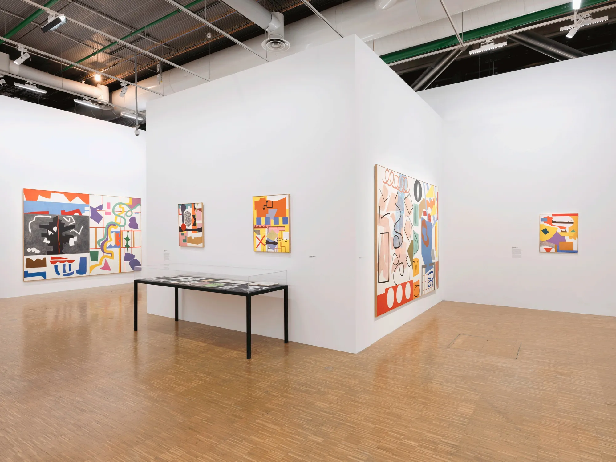 Vues de l’exposition Shirley Jaffe. Une Américaine à Paris, Centre Pompidou, Paris, Galerie du Musée et Galerie d’art graphique, Niveau 4. 20 avril - 29 août 2022 © Centre Pompidou, Helene Mauri