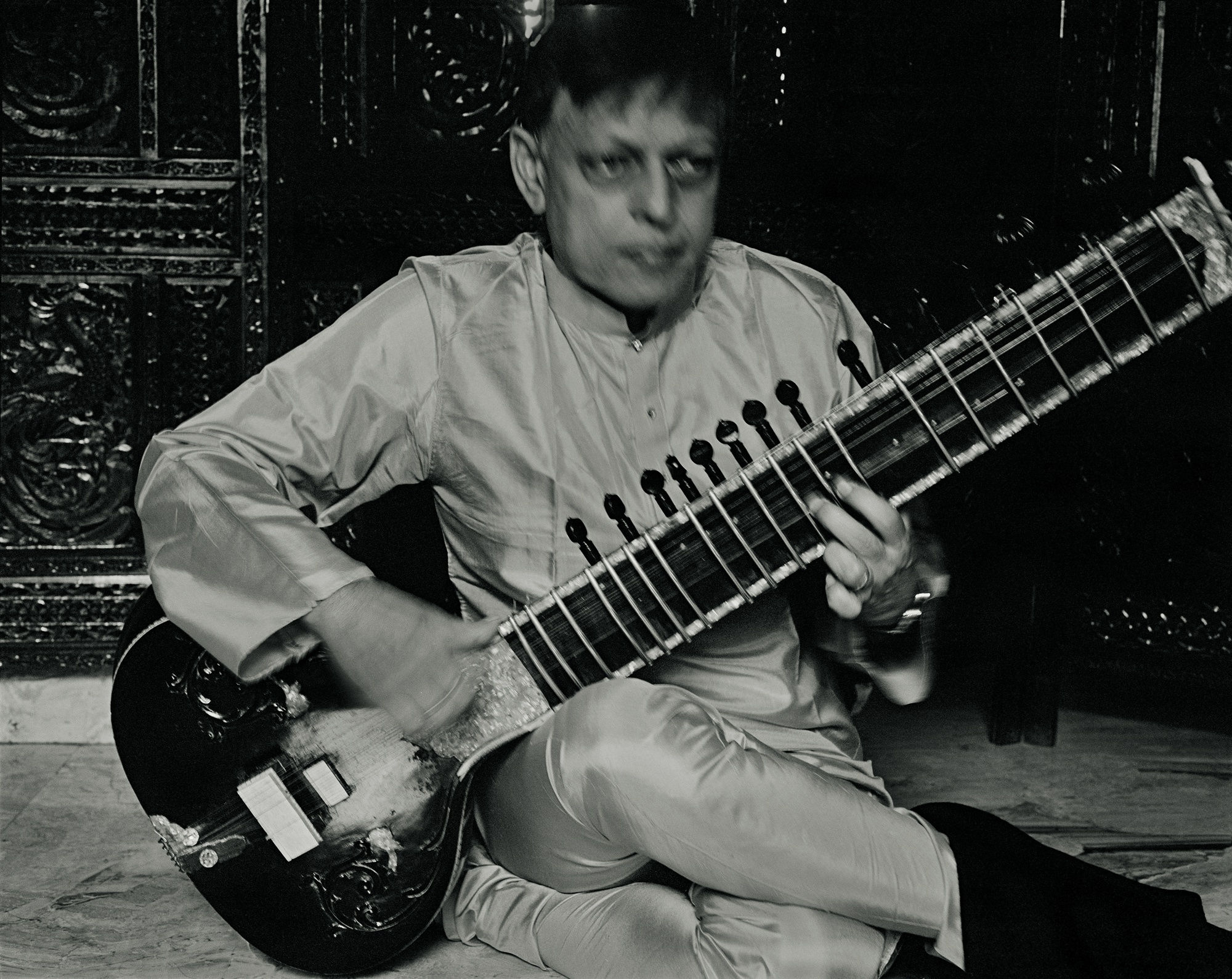 Patrick Faigenbaum Le sitariste Budhaditya Mukherjee, un des maîtres actuels de l’école Imdadkhani Gharana, fondée par Imdad Khan (1848-1920), Gariahat Golpark, Kolkata sud 2014 Gelatin silver print 77 x 98,5 x 4 cm Edition of 2
