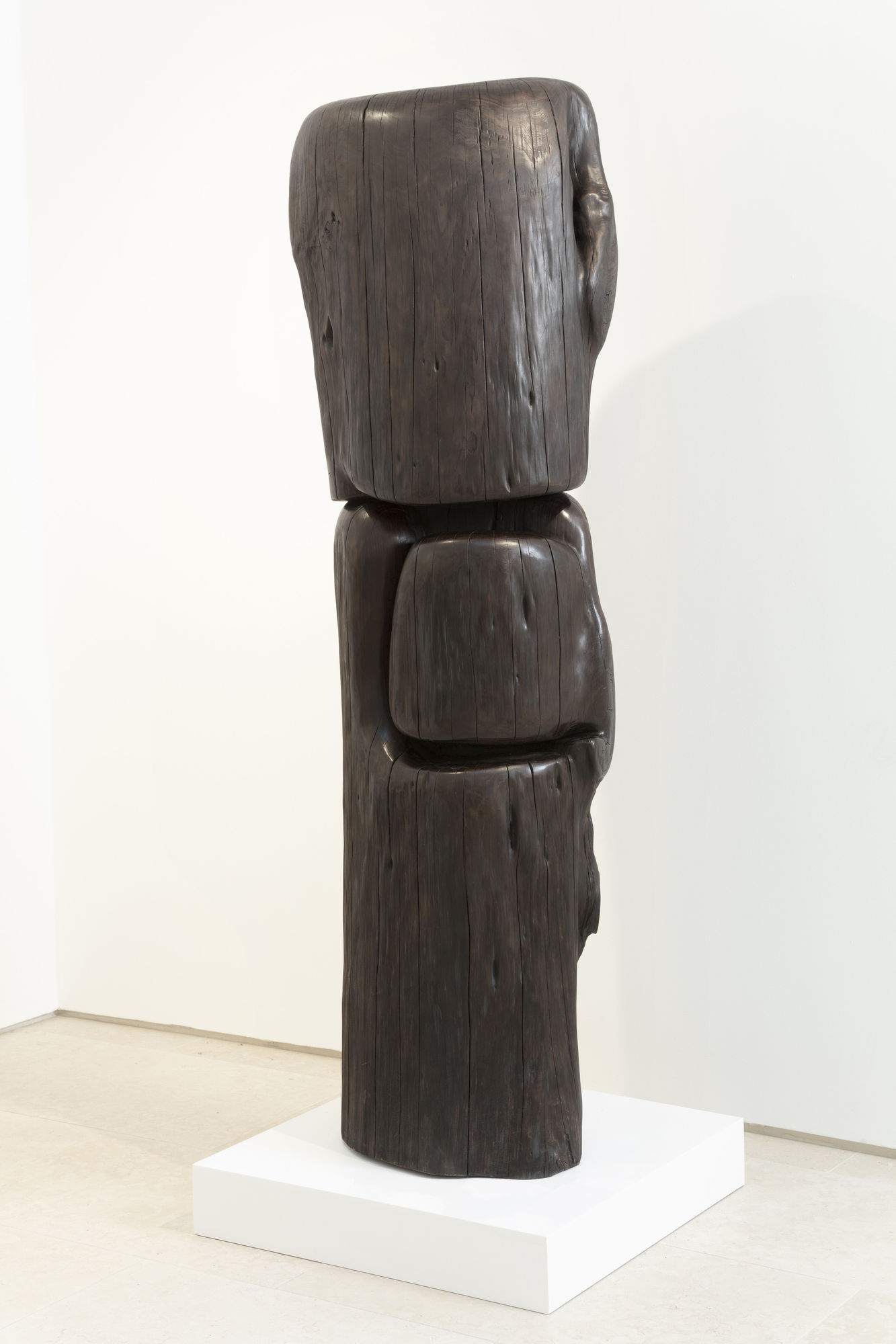 Keping Wang Maternité, 2019 Wood carving / Cypress 212 x 60 x 55 cm