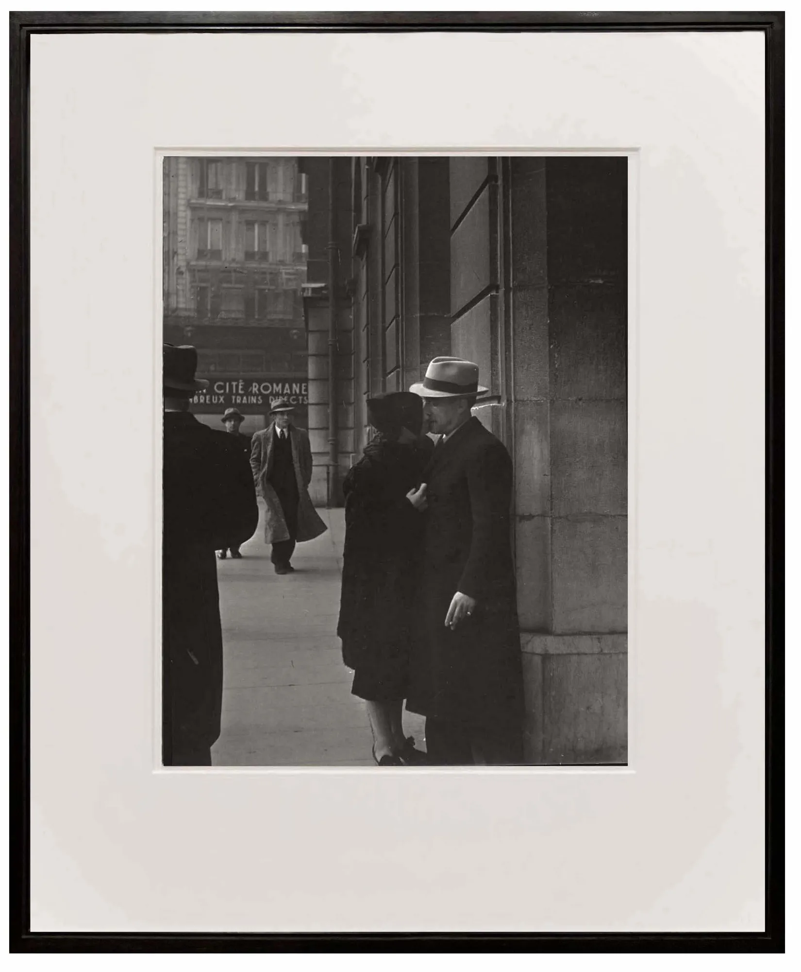 couple kissing at the Saint Lazare train station by Brassai