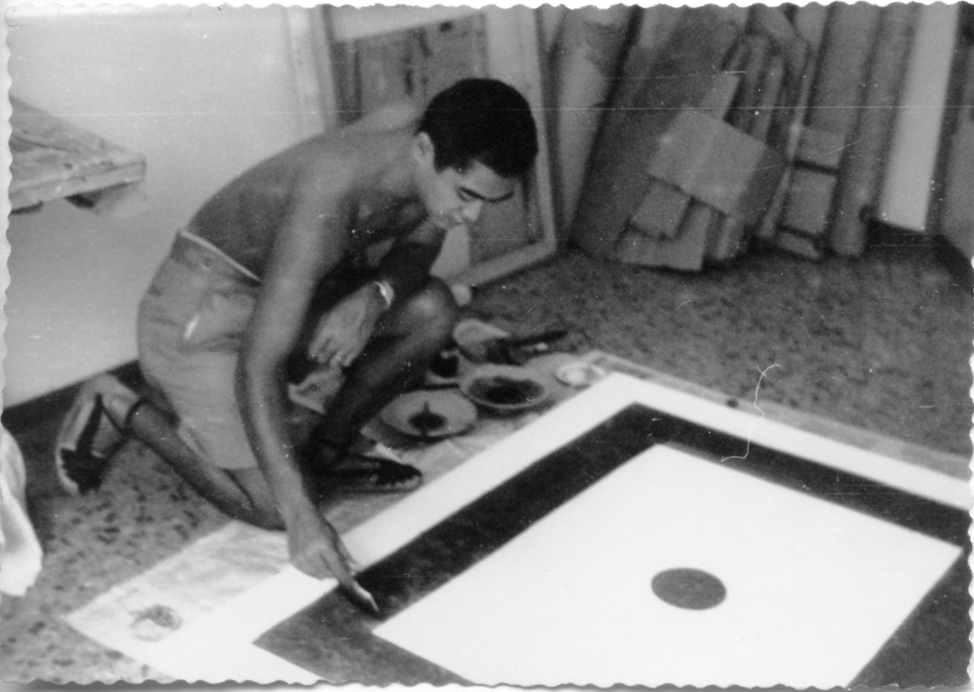 1962, Hsiao Chin in his studio 1962年蕭勤在個人工作室作畫