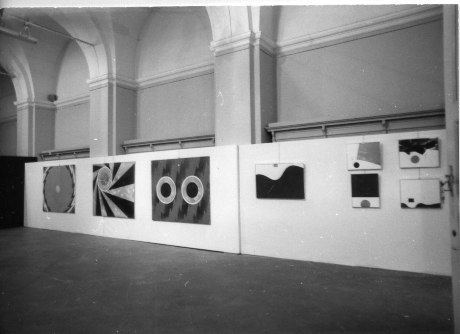 Photographed on February 1, 1975, at Hsiao Chin's solo exhibition at Museo Civico d'Arte Moderna, Italy 攝於1975年2月1日蕭勤於義大利莫登那市⽴美術館所舉辦之個展現場