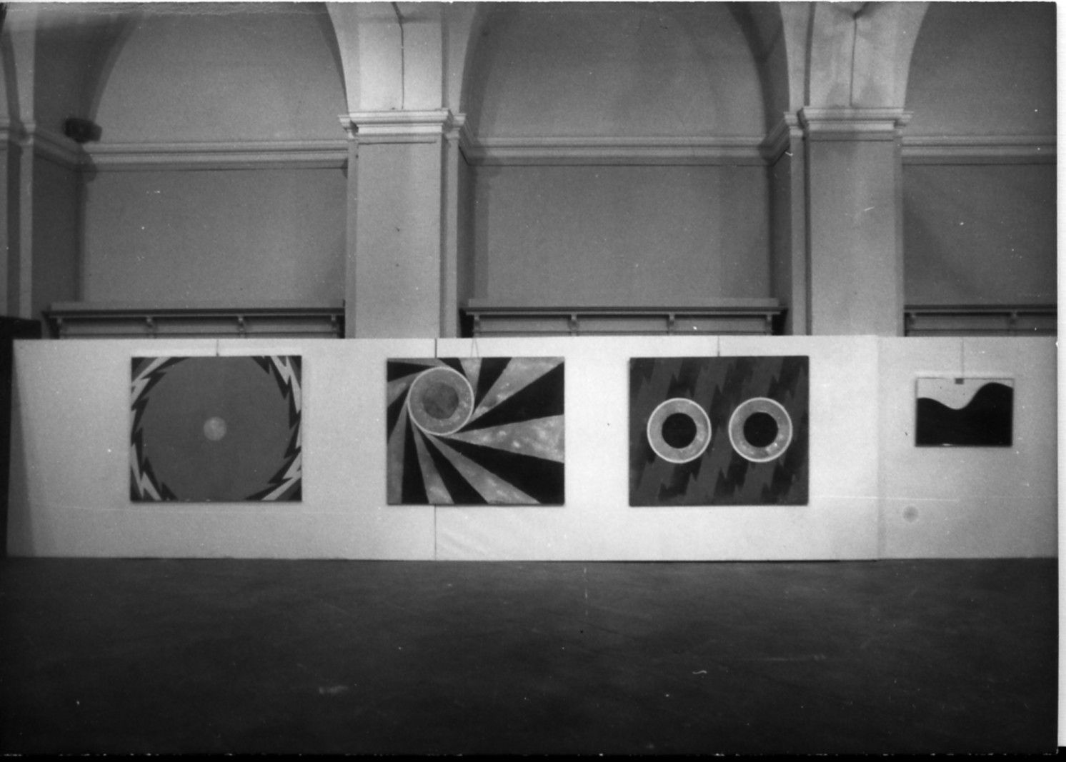Photographed on February 1, 1975, at Hsiao Chin's solo exhibition at Museo Civico d'Arte Moderna, Italy 攝於1975年2月1日蕭勤於義大利莫登那市⽴美術館所舉辦之個展現場