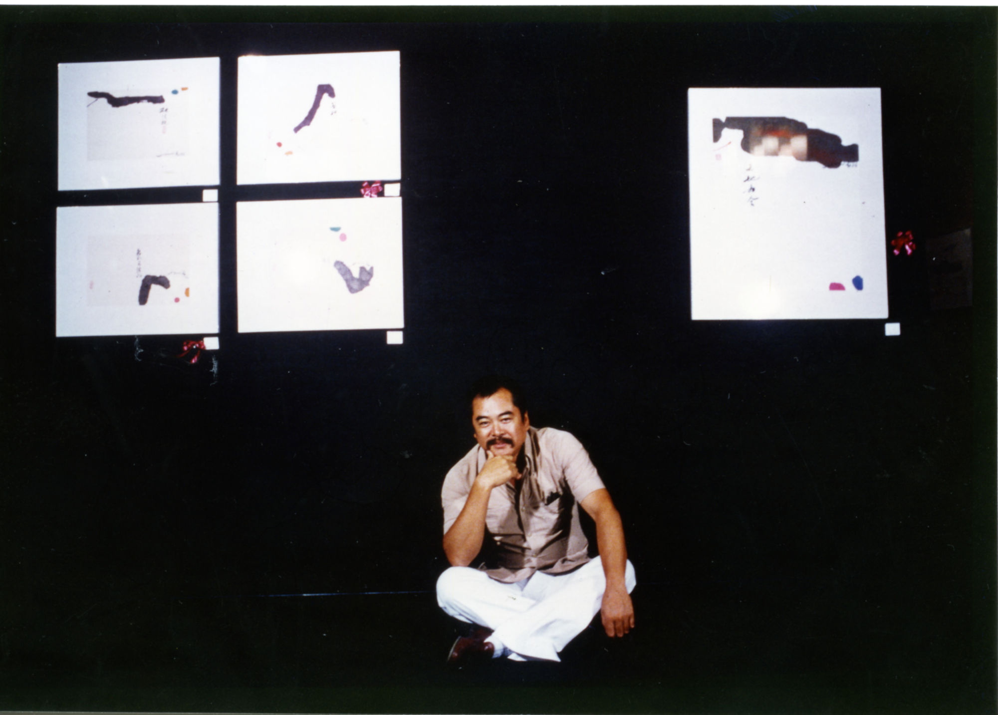 Hsiao Chin with the artworks of Ch'an series in 1978 1978年展覽蕭勤與作品「禪」系列