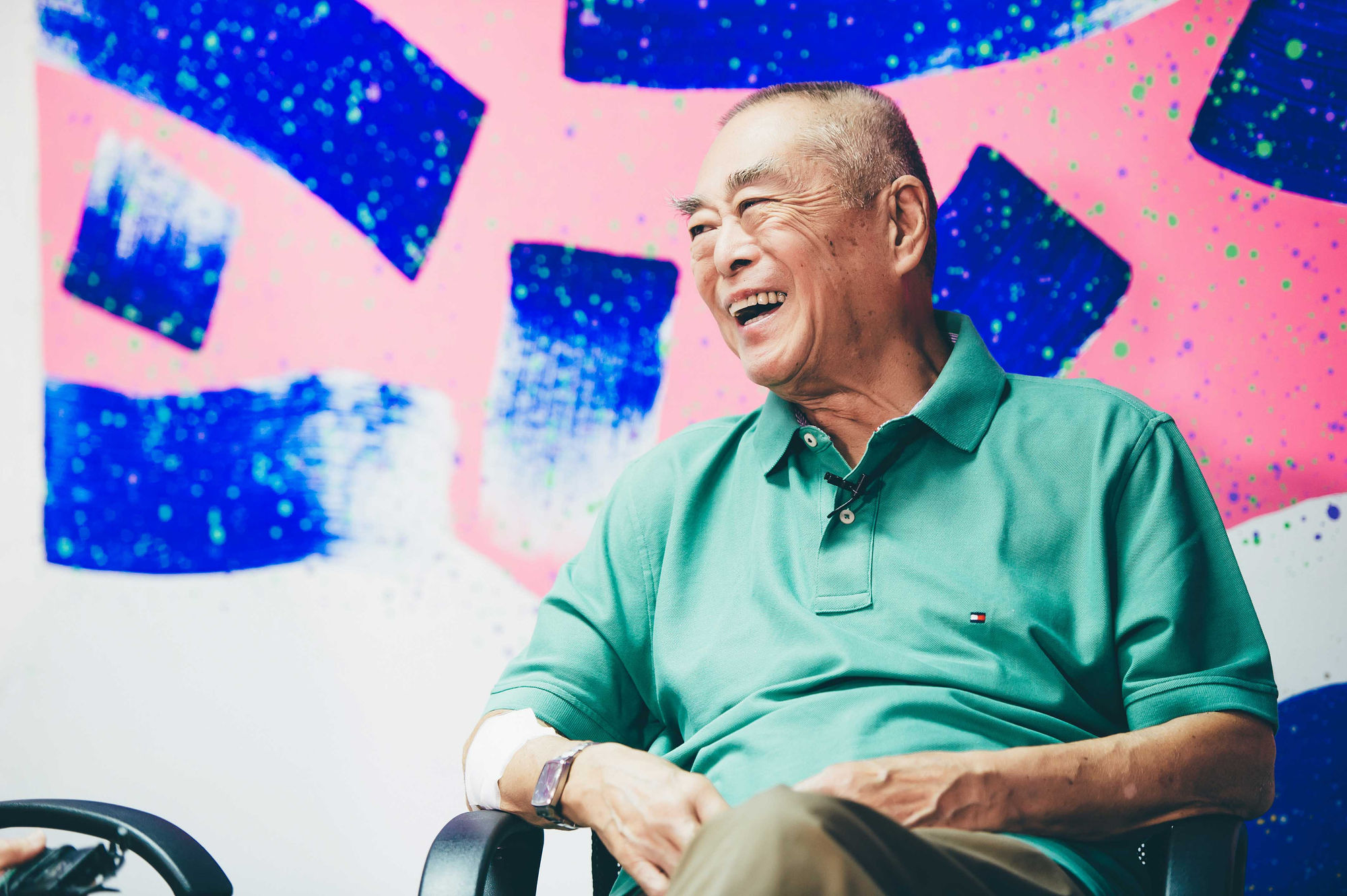 Hsiao Chin with his Dancing Light 2016, Kaohsiung Filming, June 2017 2017年蕭勤與「光之躍動 2016」的合影，拍攝於⾼雄