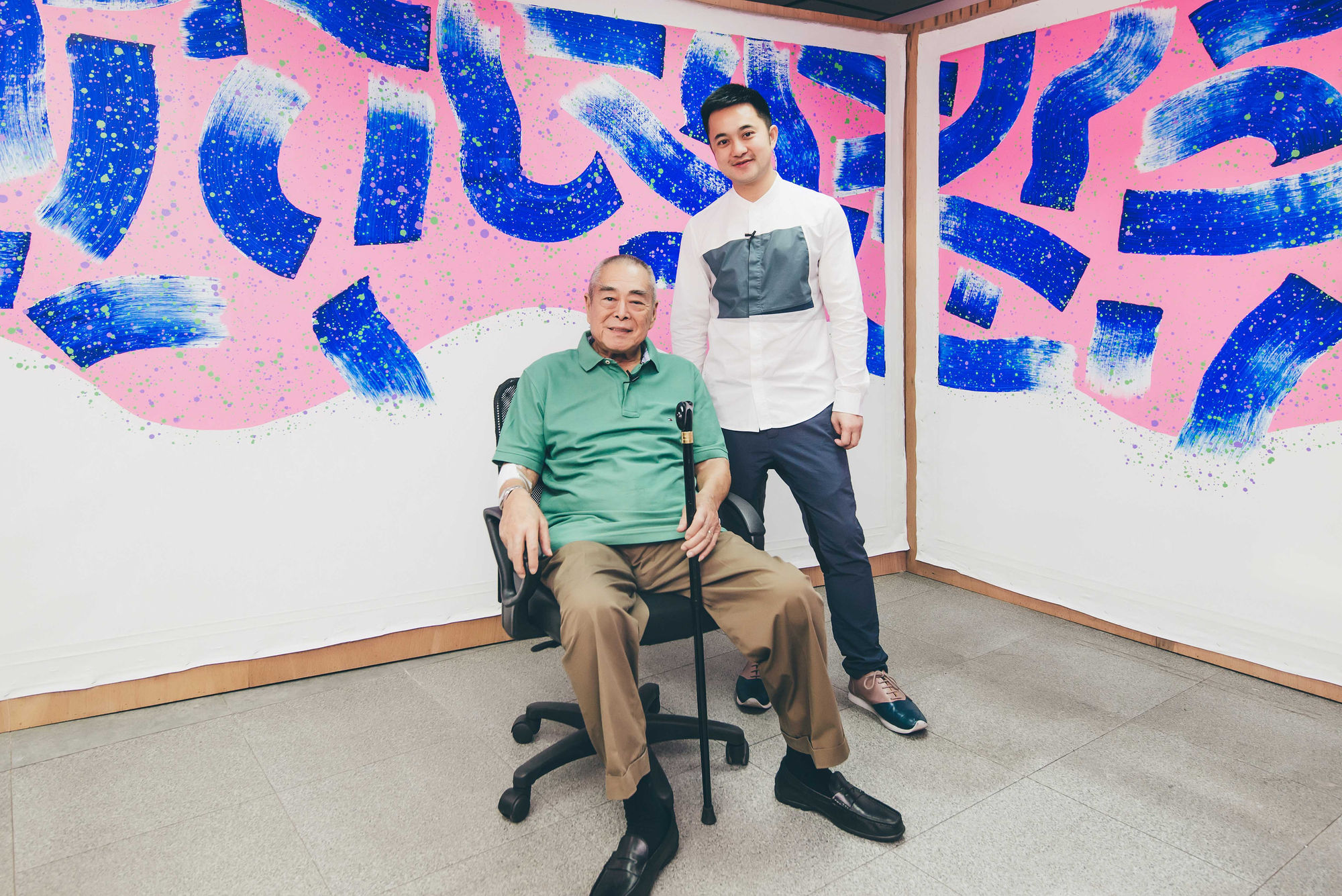 Hsiao Chin and Calvin Hui in front of MGM Chairman’s Collection, 2017 2017年，蕭勤與許劍龍合影於美⾼梅主席典藏