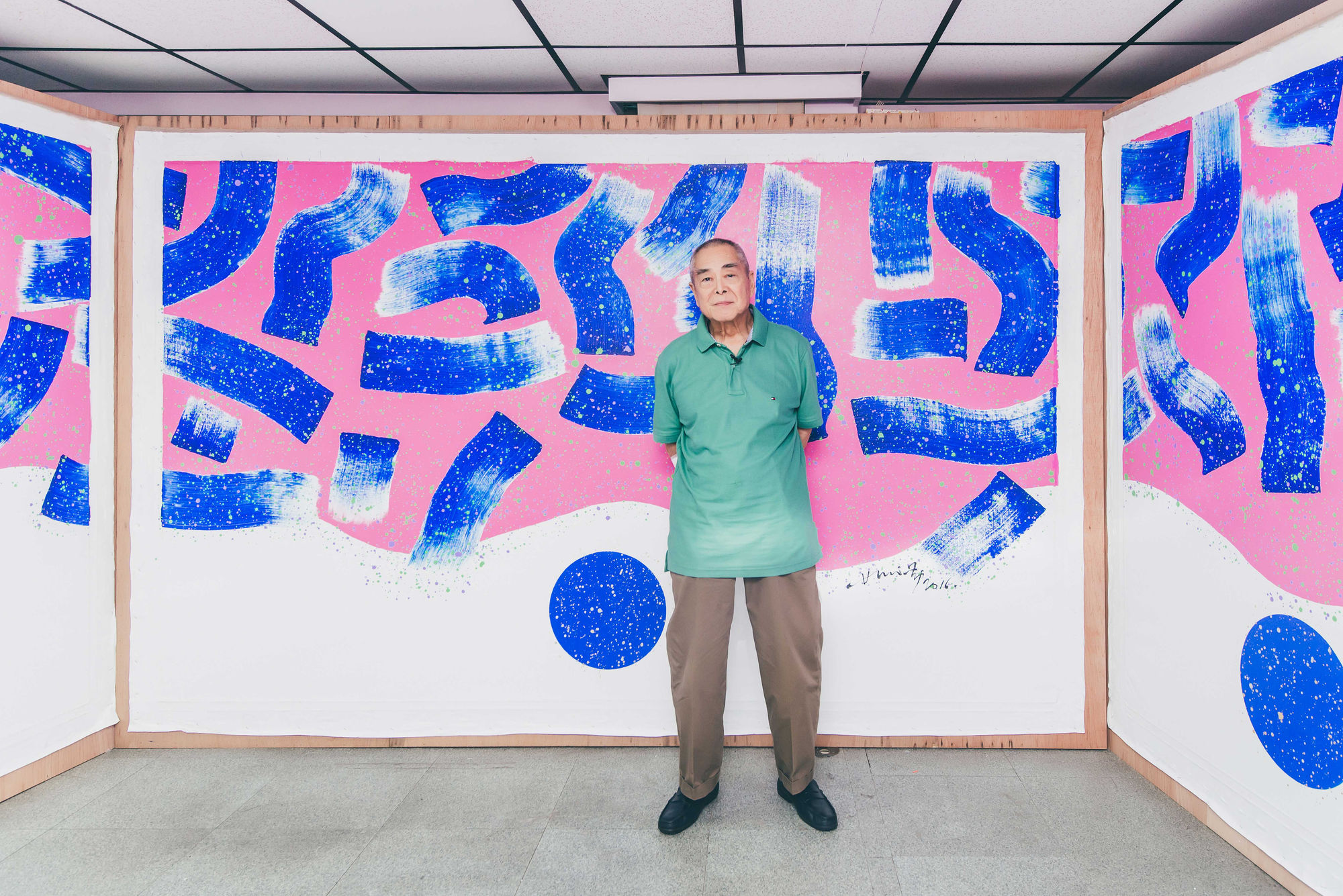 Hsiao Chin with his Dancing Light 2016, Kaohsiung Filming, June 2017 2017年蕭勤與「光之躍動 2016」的合影，拍攝於⾼雄