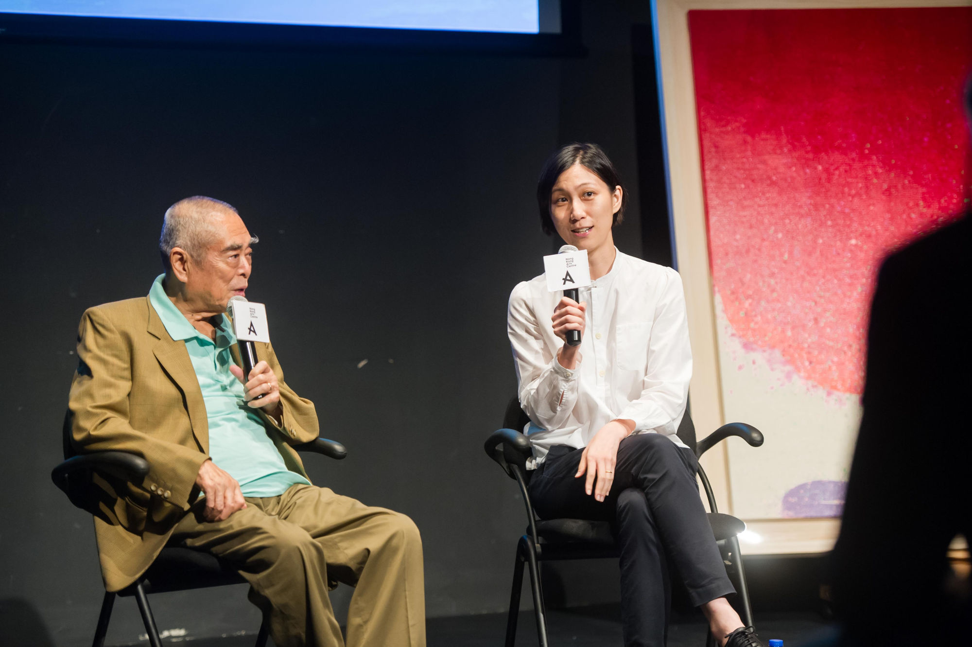 Hsiao Chin with Lesley Ma, at Hsiao Chin book launch in HK Arts Centre, 2017 蕭勤於馬唯中的訪談，2017年於⾹港藝術中心的新書發佈會
