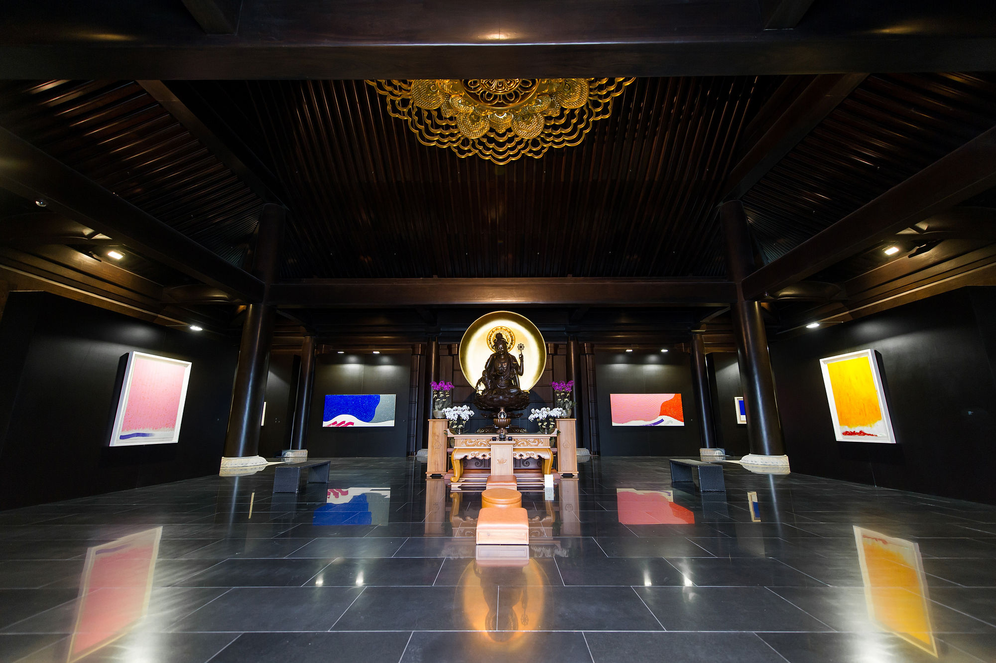 Hsiao Chin‘s solo exhibition “ZEN-ART Bright Light–Homage to Ascendence” was held at Tsz Shan Monastery, Hong Kong, 2018 2018年，蕭勤個展「禪·藝術：明光 — 向昇華致敬」於⾹港慈⼭寺舉辦