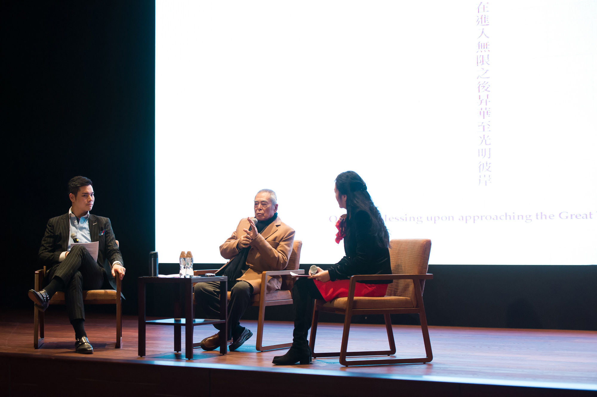 Hsiao Chin‘s solo exhibition “ZEN-ART Bright Light–Homage to Ascendence” was held at Tsz Shan Monastery, Hong Kong, 2018 2018年，蕭勤個展「禪·藝術：明光 — 向昇華致敬」於⾹港慈⼭寺舉辦
