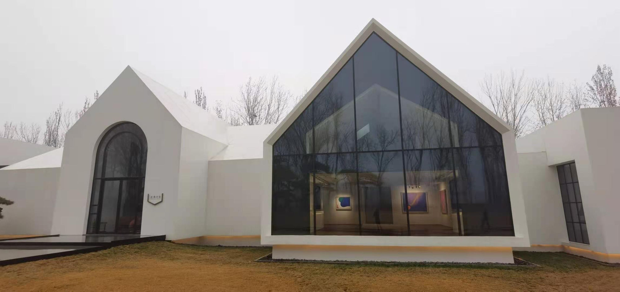 In 2021, Hsiao Chin's solo exhibition "The Artist as Astronaut: Hsiao Chin" was held at Song Art Museum, Shanghai 2021年，蕭勤個人展覽「宇宙人：蕭勤」於上海松美術館舉辦