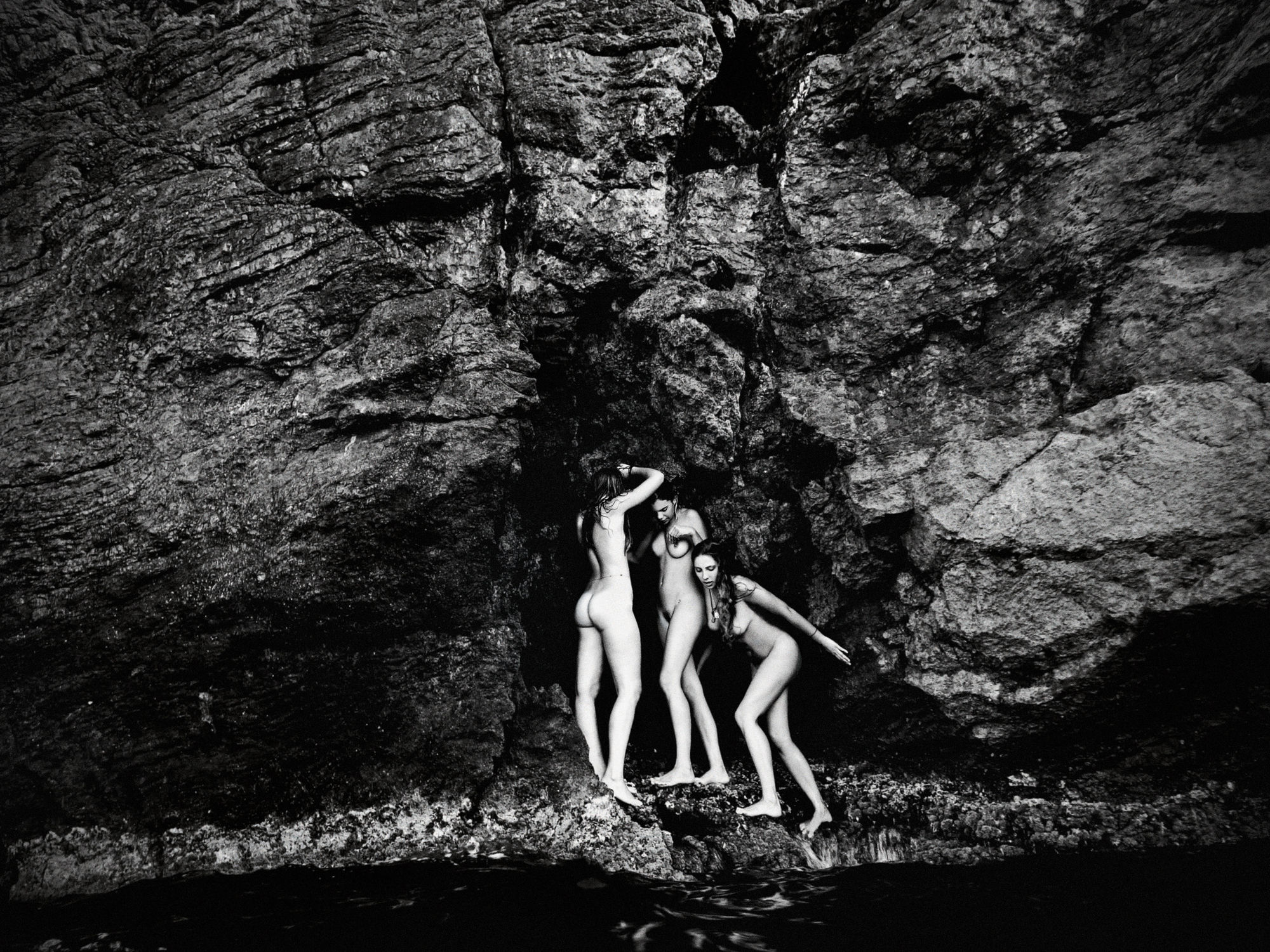 Kate Bellm Deia Sisters II, 2014Printed on Hahnemühle Rag Photo Paper50 x 75 cmEdition 1 of 5 plus 2 AP