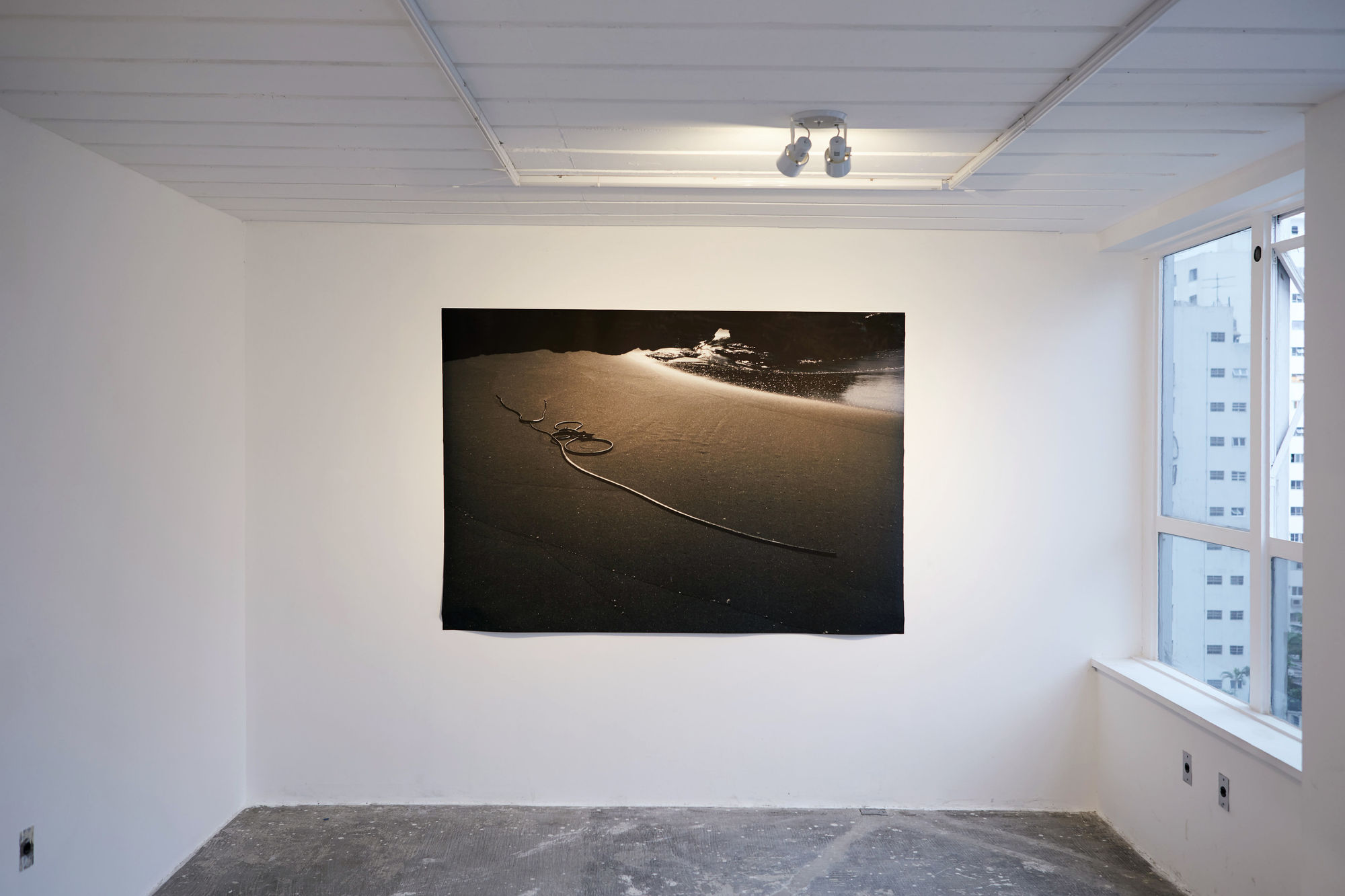 Layla Motta: 'Onde a Borda é Segredo e a Profundidade, Silêncio'