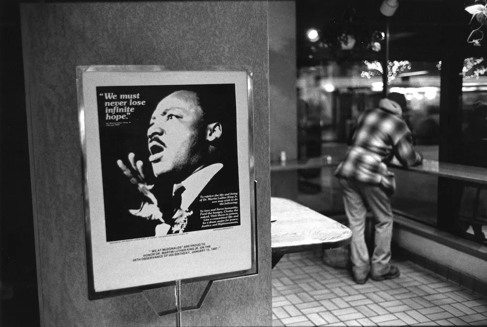 Tom Arndt Martin Luther King poster, Chicago, 1987 Tirage gélatino-argentique postérieur, réalisé par l'artiste Signé au crayon par l'artiste au verso Dimensions de l'image : 21,3 x 31,4 cm Dimensions du tirage : 27,9 x 35,3 cm Édition 1/15 3 500 €