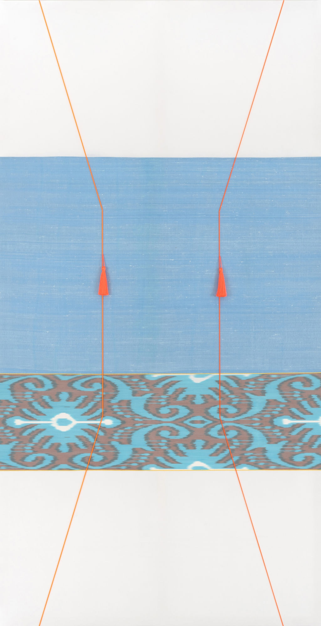 Isabelle Heske Freya`s Path in Dew Light (Eisträne). Aus der Serie: Sanduhr (hourglas), 2026 Silk, silk from Uzbekistan, spandex, rubber band, tassel 240 × 125 cm